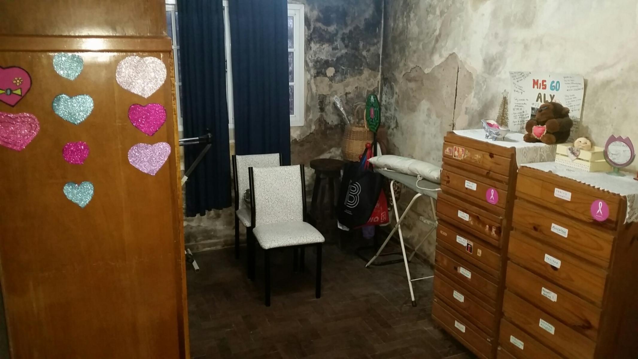 Casa de loza, todo en planta baja, a refaccionar, jardin al frente, living, comedor, cocina con muebles bajos, dos baños, dos dormitorios, patio y fondo libre y dos cuartos de herramientas — foto 7