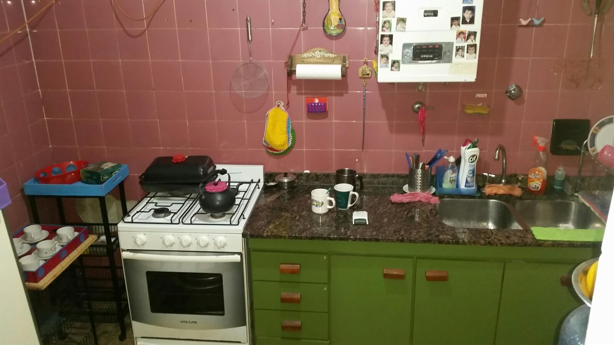 Casa de loza, todo en planta baja, a refaccionar, jardin al frente, living, comedor, cocina con muebles bajos, dos baños, dos dormitorios, patio y fondo libre y dos cuartos de herramientas — foto 8