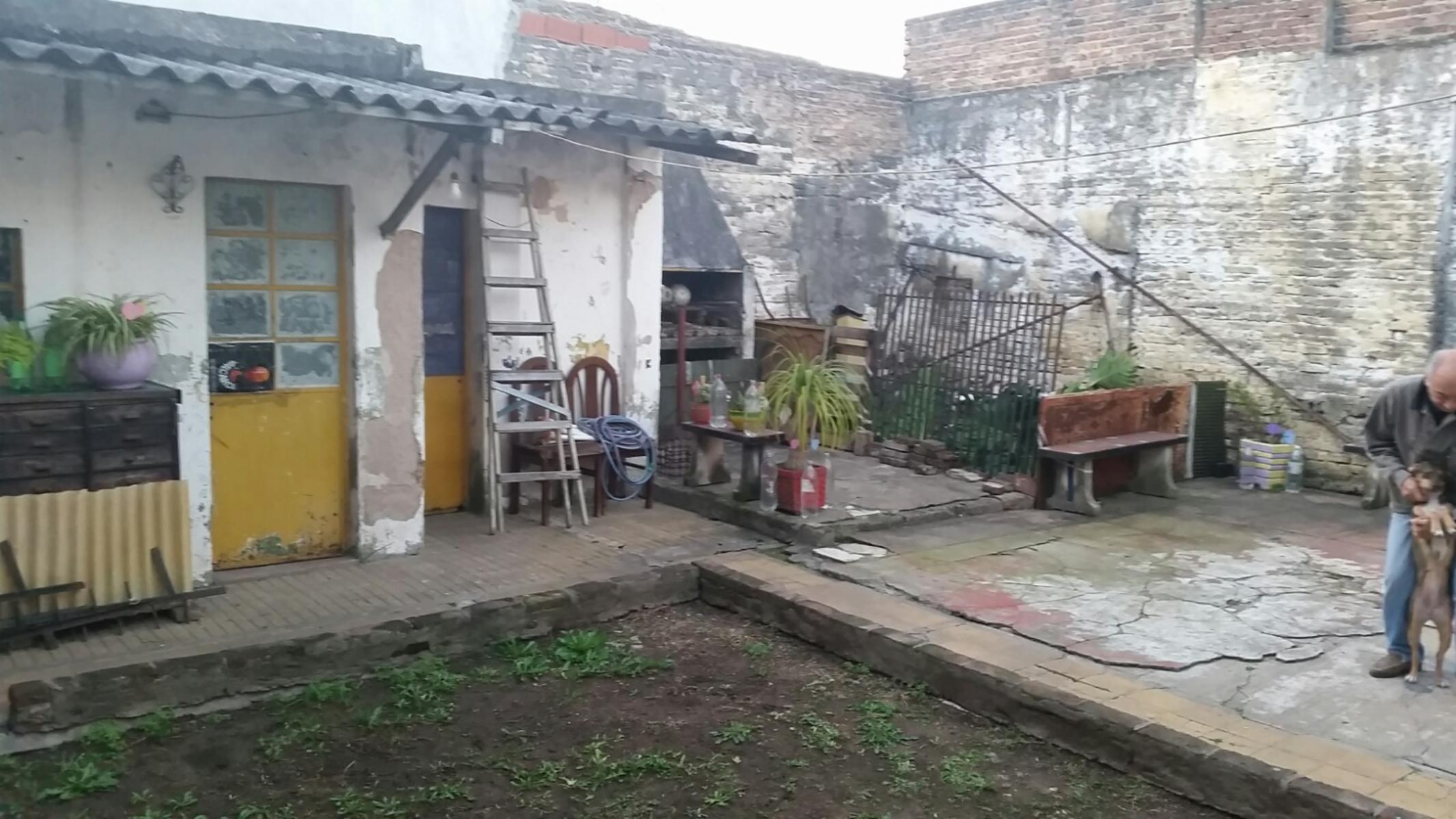 Casa de loza, todo en planta baja, a refaccionar, jardin al frente, living, comedor, cocina con muebles bajos, dos baños, dos dormitorios, patio y fondo libre y dos cuartos de herramientas — foto 9