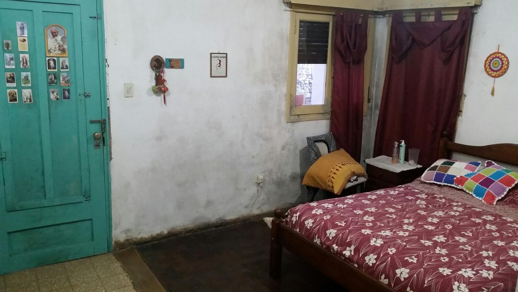 Casa de loza, todo en planta baja, a refaccionar, jardin al frente, living, comedor, cocina con muebles bajos, dos baños, dos dormitorios, patio y fondo libre y dos cuartos de herramientas — foto 10