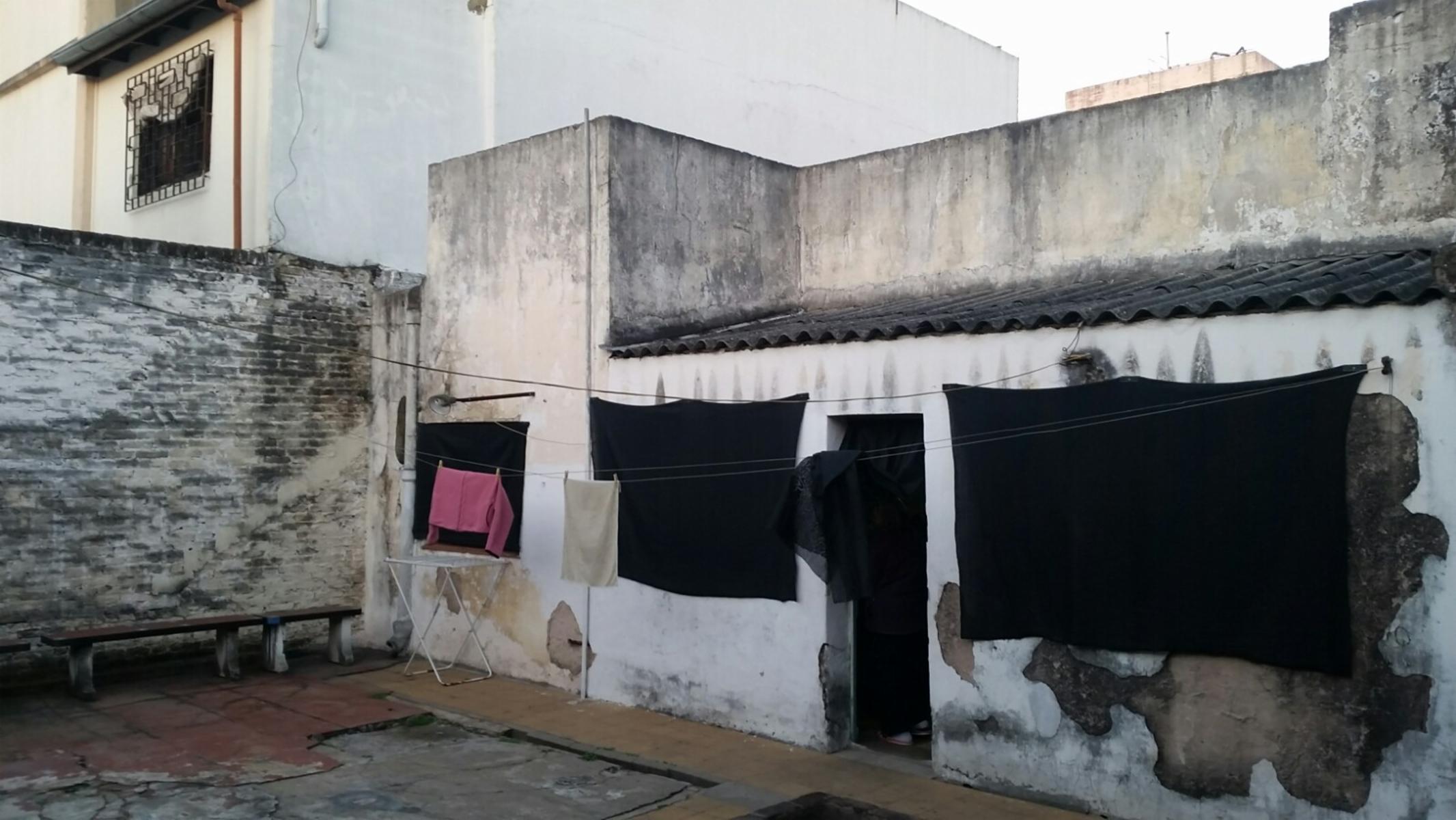 Casa de loza, todo en planta baja, a refaccionar, jardin al frente, living, comedor, cocina con muebles bajos, dos baños, dos dormitorios, patio y fondo libre y dos cuartos de herramientas — foto 12