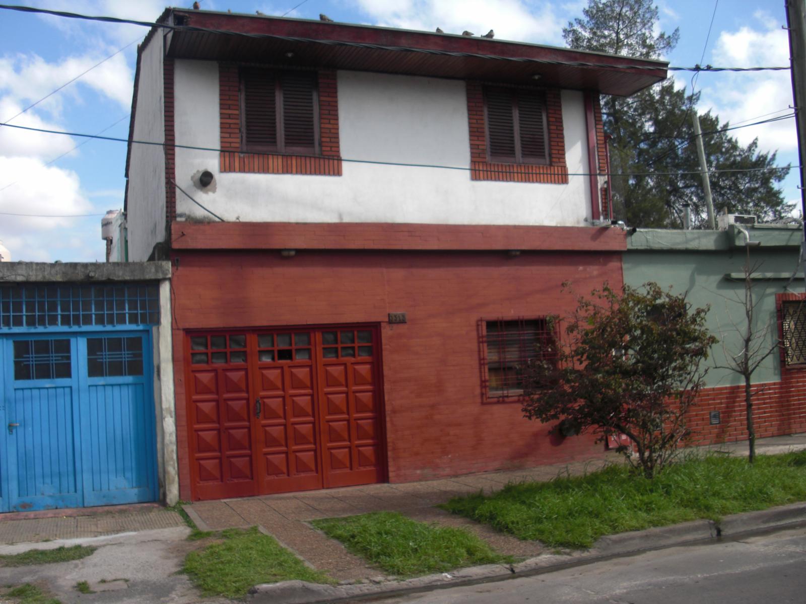 P-H AL FRENTE EN DOS PLANTAS, DE 4 AMBIENTES, CON TRES DORMITORIOS, DOS BAÑOS, LIVING, COCINA-COMEDOR, PATIO CON LAVADERO Y ENTRADA DE AUTO.