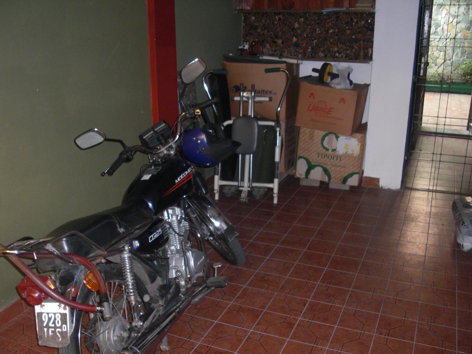 P-H AL FRENTE EN DOS PLANTAS, DE 4 AMBIENTES, CON TRES DORMITORIOS, DOS BAÑOS, LIVING, COCINA-COMEDOR, PATIO CON LAVADERO Y ENTRADA DE AUTO. — foto 2