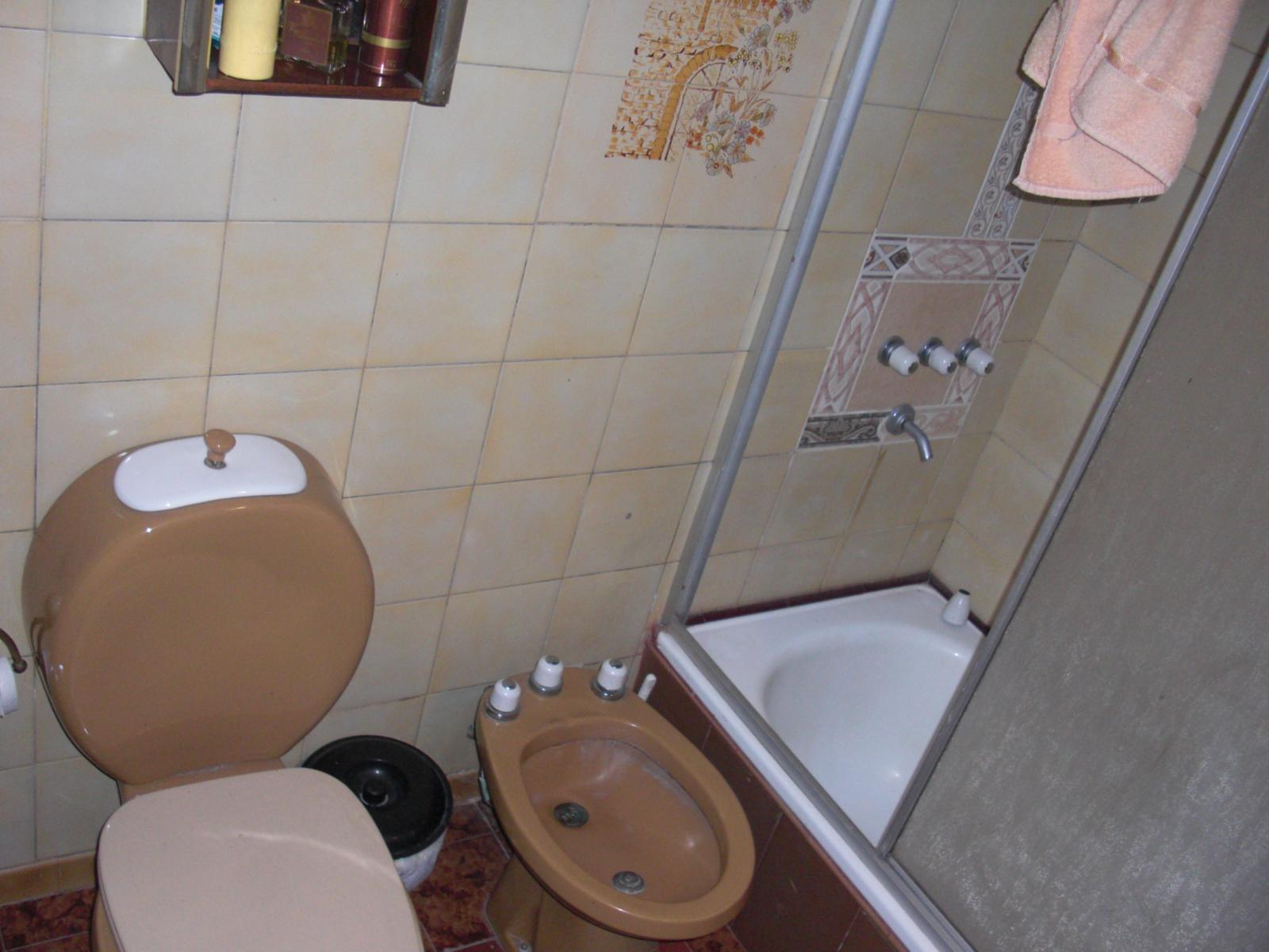 P-H AL FRENTE EN DOS PLANTAS, DE 4 AMBIENTES, CON TRES DORMITORIOS, DOS BAÑOS, LIVING, COCINA-COMEDOR, PATIO CON LAVADERO Y ENTRADA DE AUTO. — foto 10