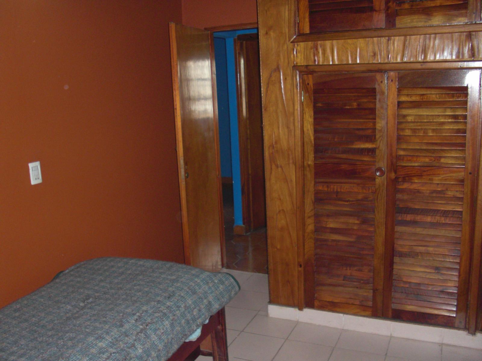 P-H AL FRENTE EN DOS PLANTAS, DE 4 AMBIENTES, CON TRES DORMITORIOS, DOS BAÑOS, LIVING, COCINA-COMEDOR, PATIO CON LAVADERO Y ENTRADA DE AUTO. — foto 14