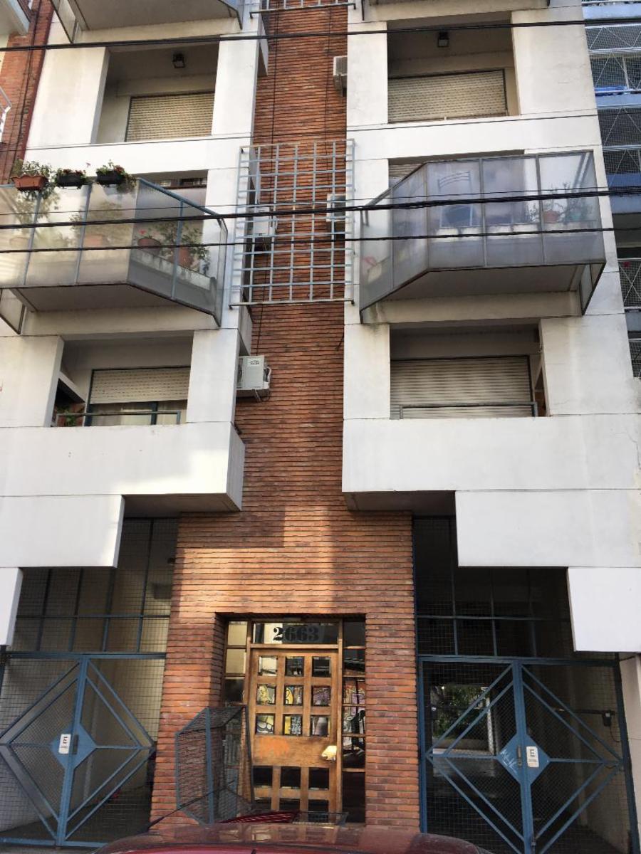 V.Ballester. Dpto de 1 1/2 amb, cocina, baño y balcón al fte con parrilla. — foto 2