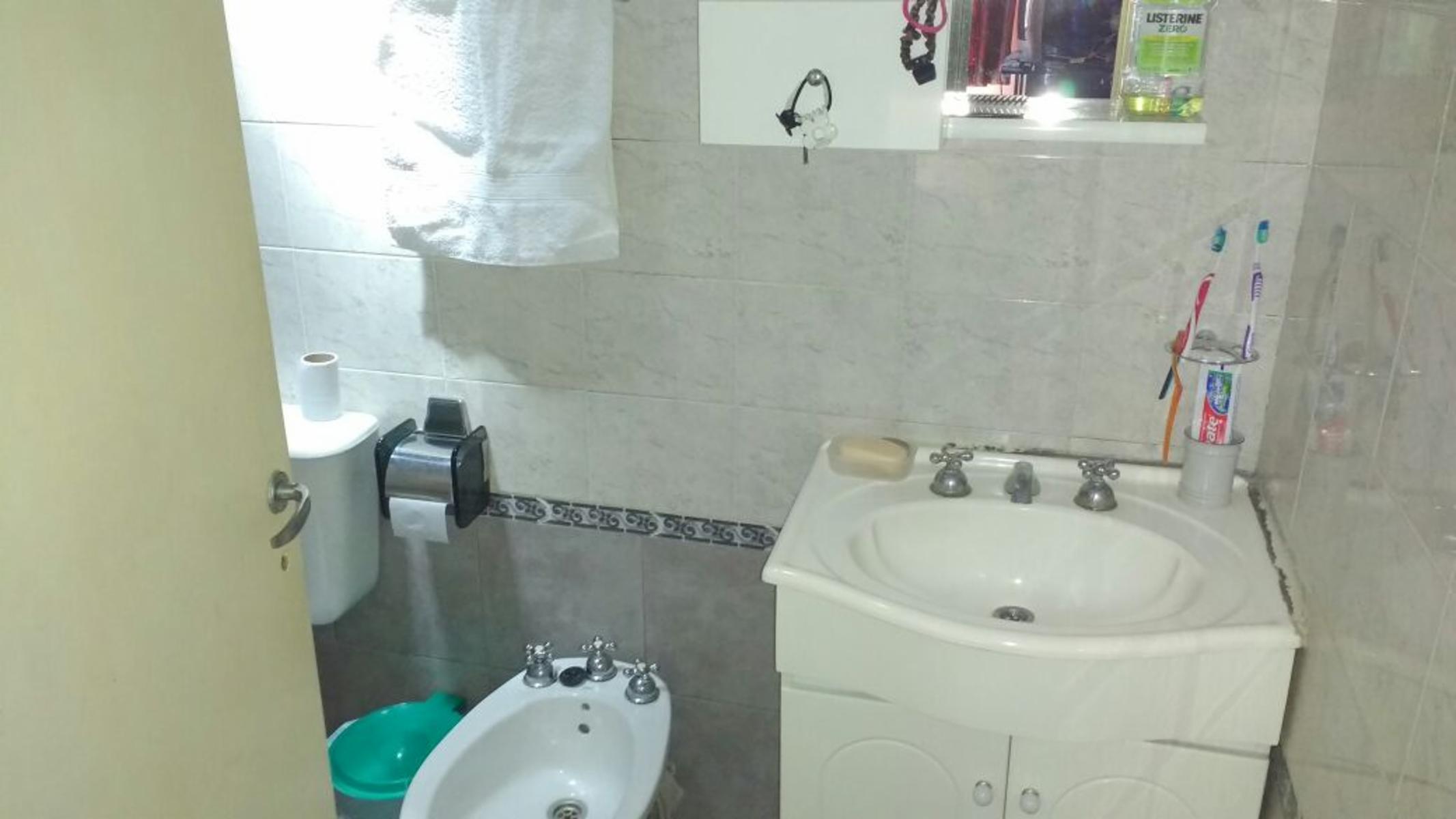 Ph interno 4 amb 3 dormitorios comedor living cocina patio y baño completo lavadero y cto. de herramientas — foto 13