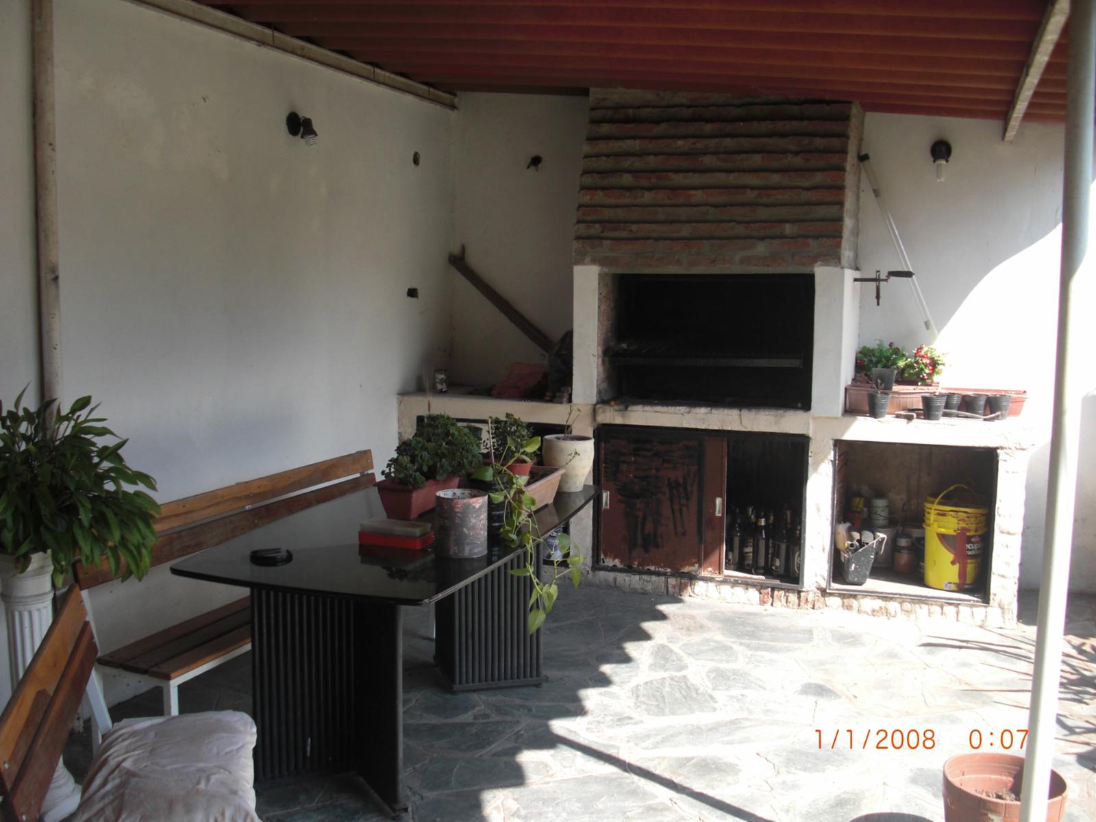 EXCELENTE CASA DE 4 AMBIENTES CON JARDIN,COCHERA Y FONDO LIBRE. — foto 2
