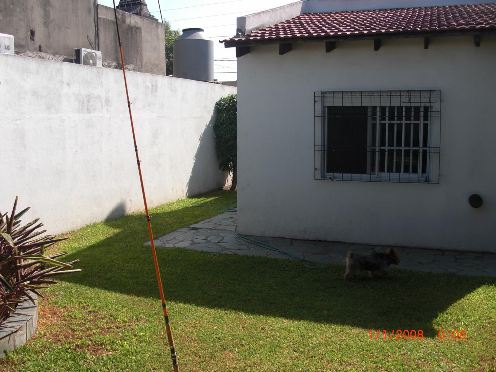 EXCELENTE CASA DE 4 AMBIENTES CON JARDIN,COCHERA Y FONDO LIBRE. — foto 3