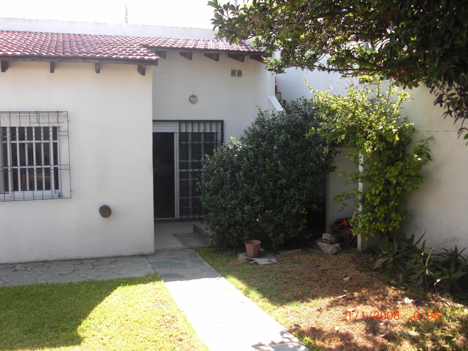 EXCELENTE CASA DE 4 AMBIENTES CON JARDIN,COCHERA Y FONDO LIBRE. — foto 4