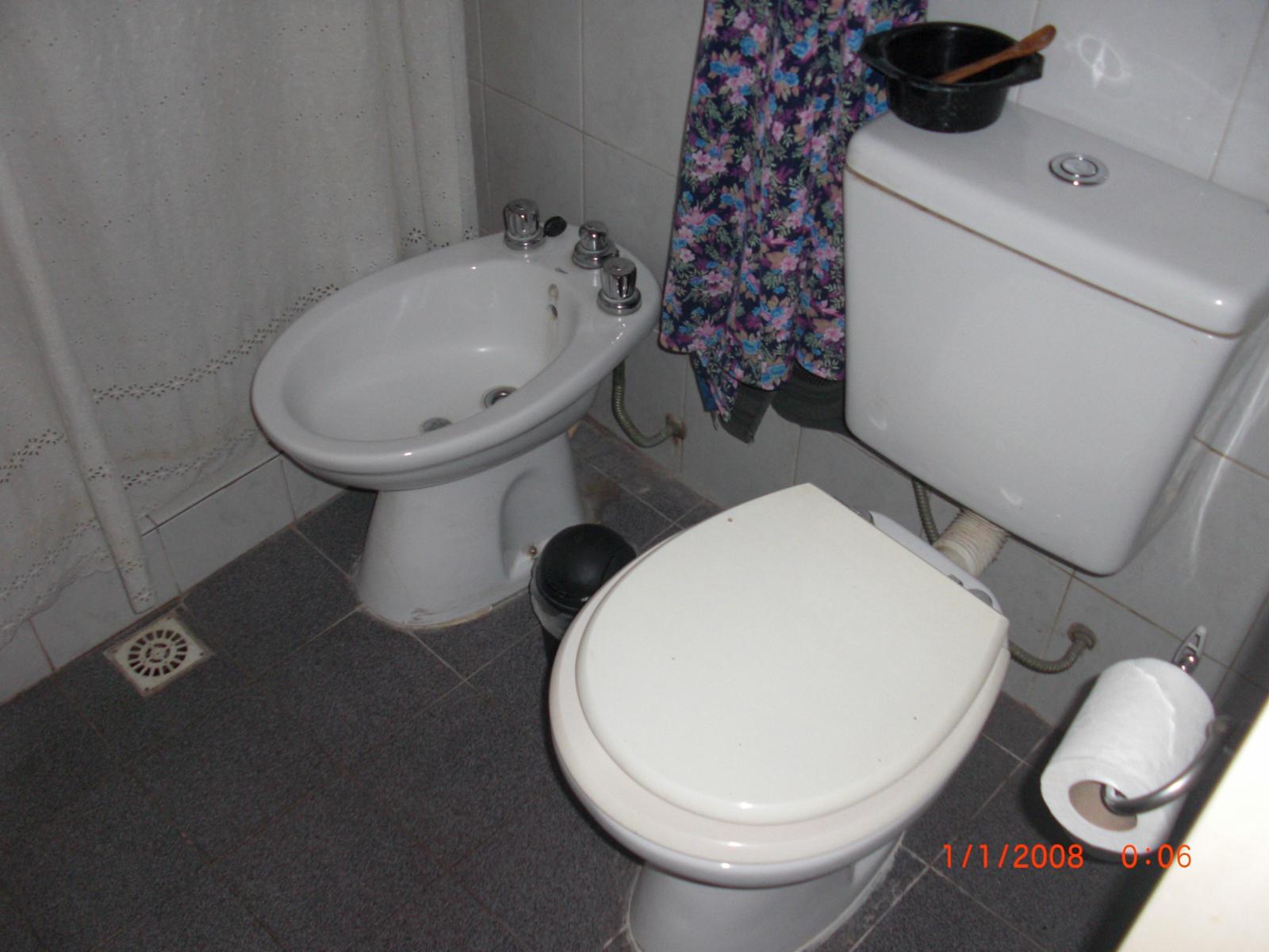 EXCELENTE CASA DE 4 AMBIENTES CON JARDIN,COCHERA Y FONDO LIBRE. — foto 5