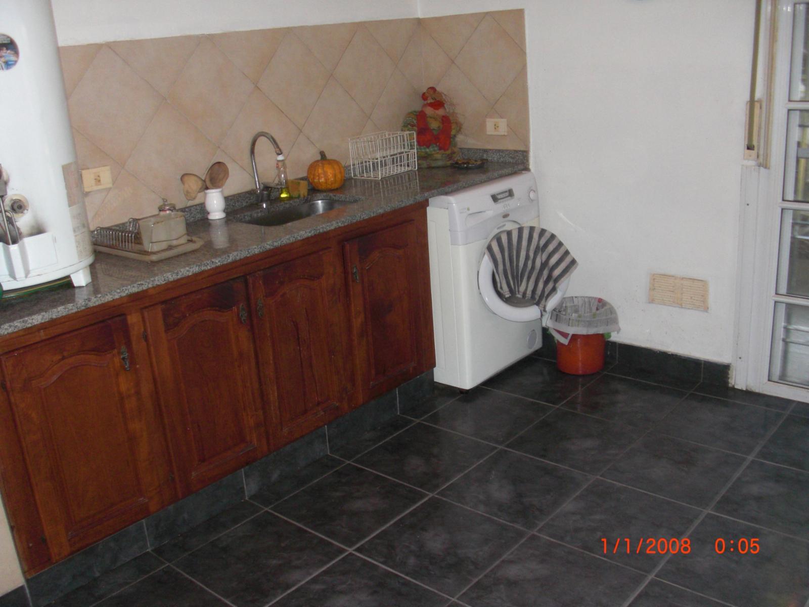 EXCELENTE CASA DE 4 AMBIENTES CON JARDIN,COCHERA Y FONDO LIBRE. — foto 8