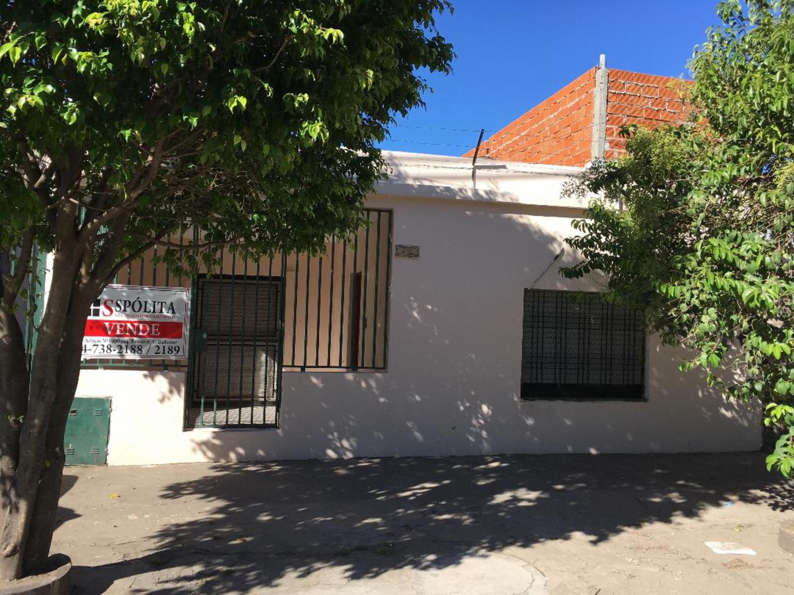 Casa 3 ambientes sobre lote de 10 x 20, 2 dormitorios, living, cocina-comedor, baño, cochera para 2 autos, fondo libre.