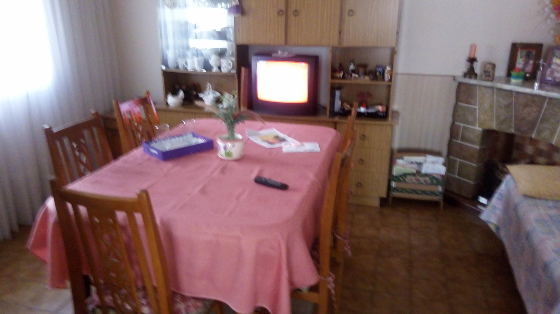 Chalet 4 ambientes, 2 ambientes y 3 ambientes, fondo con pileta y parrilla. Cochera cubierta — foto 2