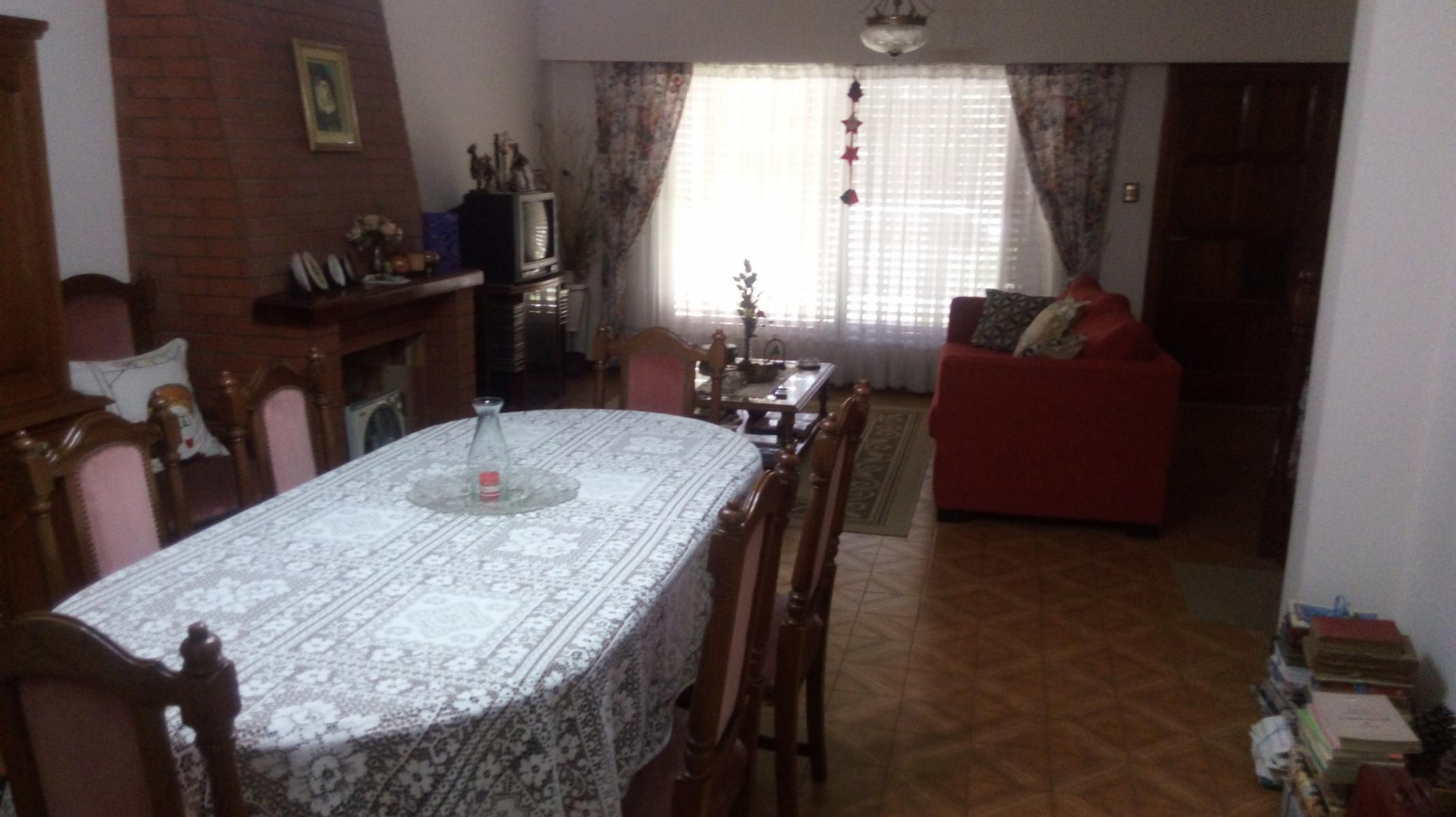 Chalet 4 ambientes, 2 ambientes y 3 ambientes, fondo con pileta y parrilla. Cochera cubierta — foto 3
