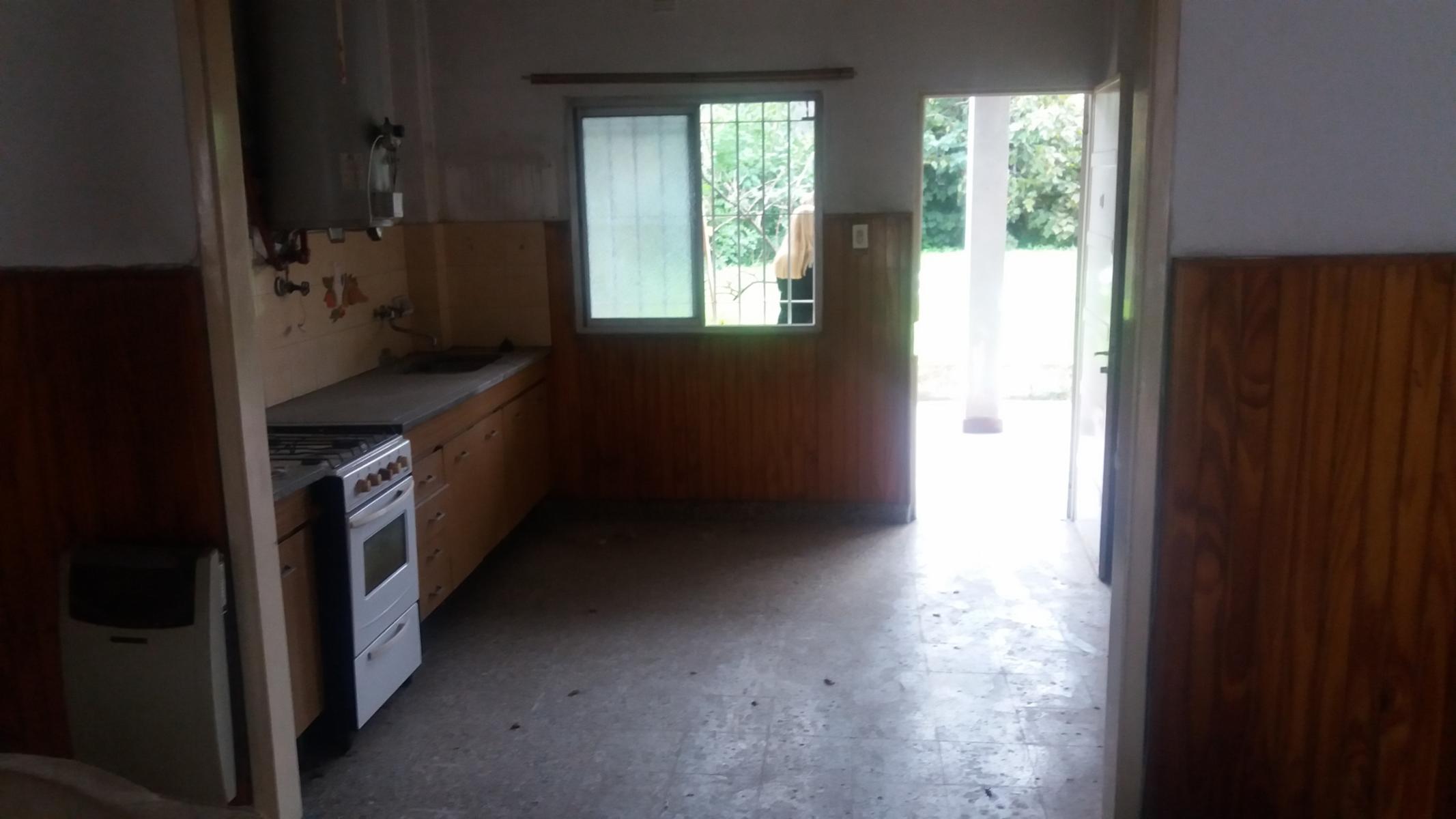 CASA EN LOTE PROPIO, MUY BUENA UBICACIÓN CON LOTE DE 8.66 X 40 — foto 3