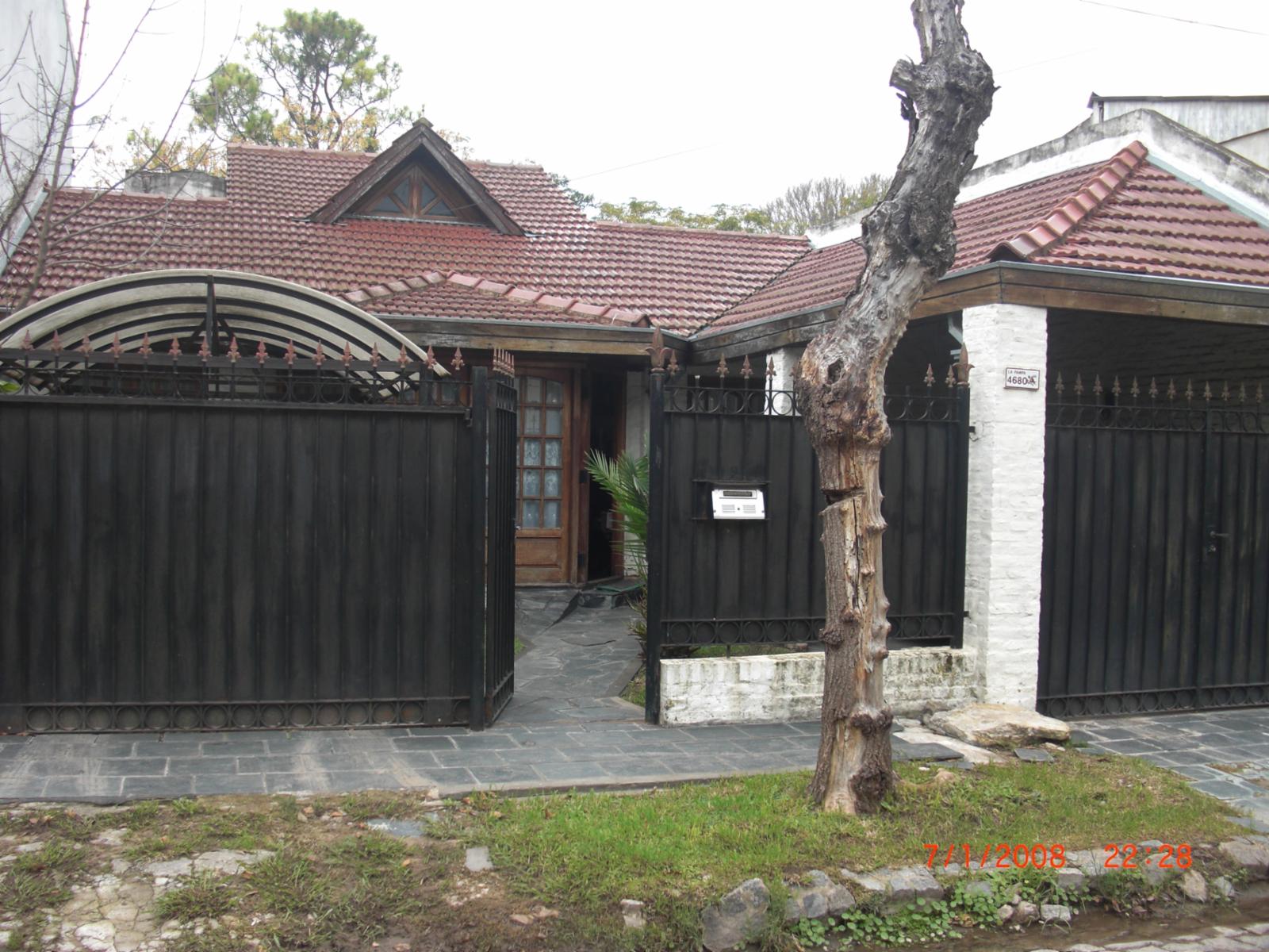 CASA EN LOTE PROPIO DE 10 X 40 . 3 AMBIENTES CON ENTRADA DE AUTO.