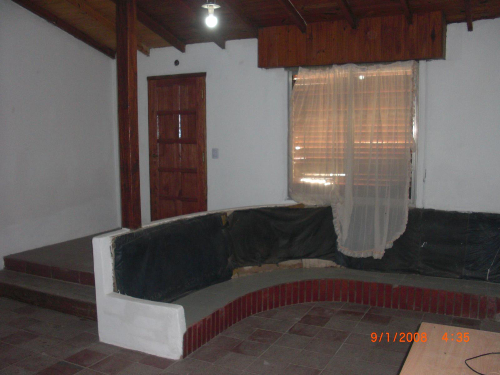 CASA DE 3 AMBIENTES CON JARDIN,GARAGE Y FONDO LIBRE, ZONA CAMINO DEL BUEN AIRE — foto 2