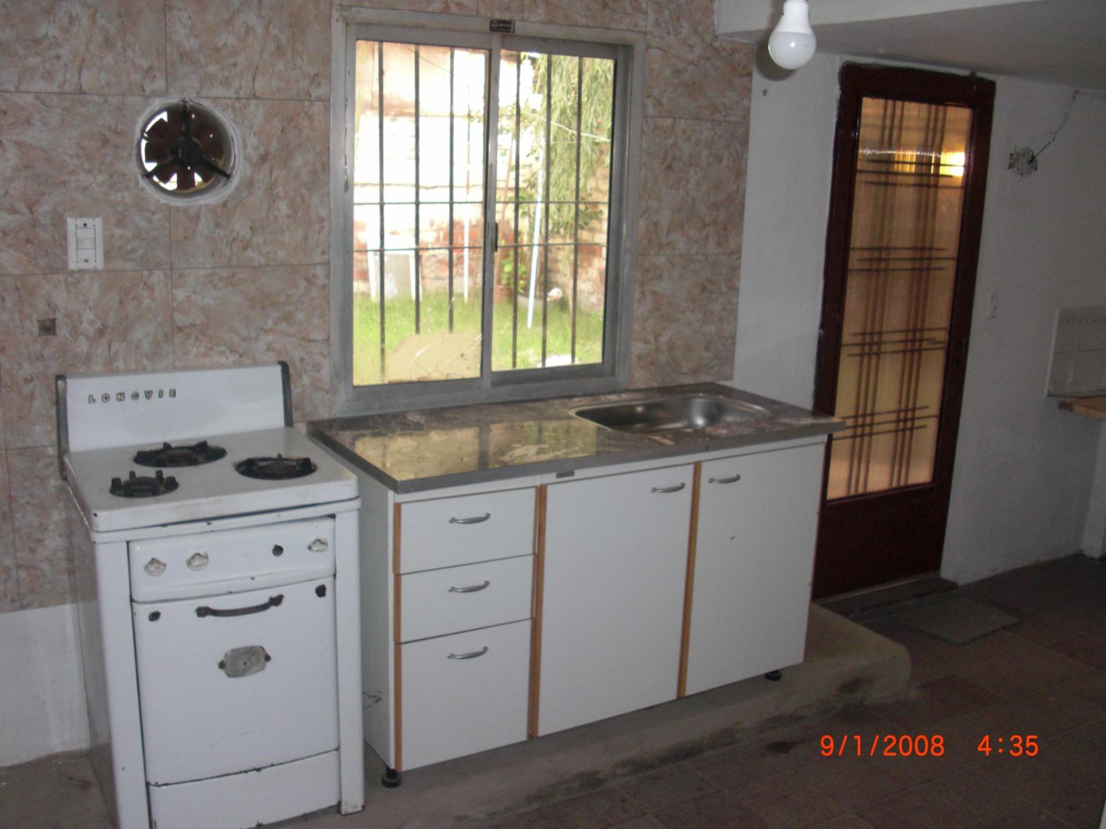 CASA DE 3 AMBIENTES CON JARDIN,GARAGE Y FONDO LIBRE, ZONA CAMINO DEL BUEN AIRE — foto 3