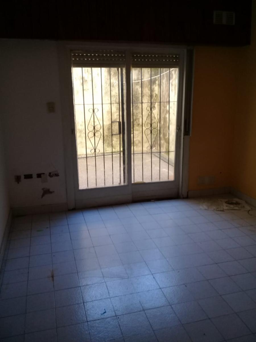 PH DE 2 AMBIENTES AL FONDO CON PATIO.