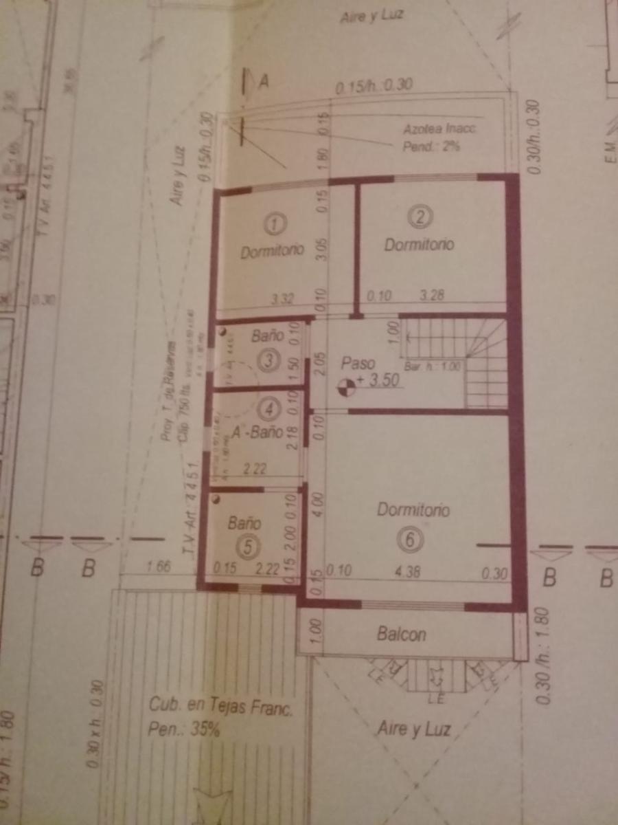 EXCELENTE CASA EN 2 PLANTAS DE 4 AMBIENTES,COCHERA Y FONDO LIBRE.