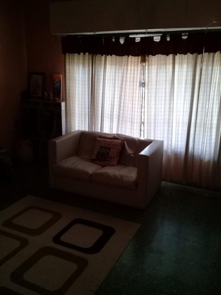 EXCELENTE CASA EN 2 PLANTAS DE 4 AMBIENTES,COCHERA Y FONDO LIBRE. — foto 3