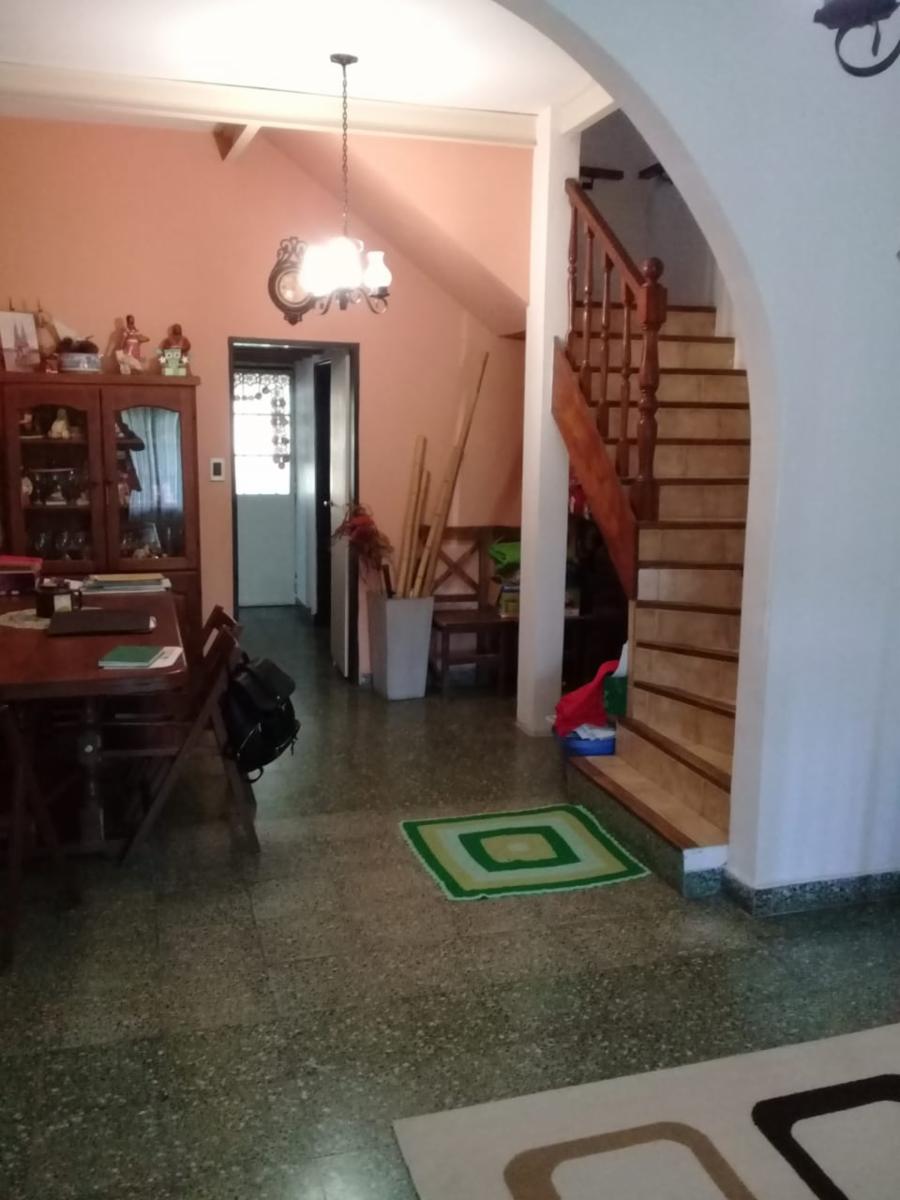 EXCELENTE CASA EN 2 PLANTAS DE 4 AMBIENTES,COCHERA Y FONDO LIBRE. — foto 5