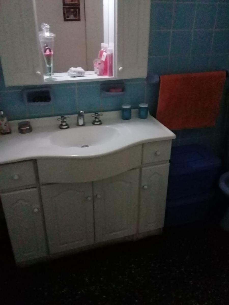 EXCELENTE CASA EN 2 PLANTAS DE 4 AMBIENTES,COCHERA Y FONDO LIBRE. — foto 7