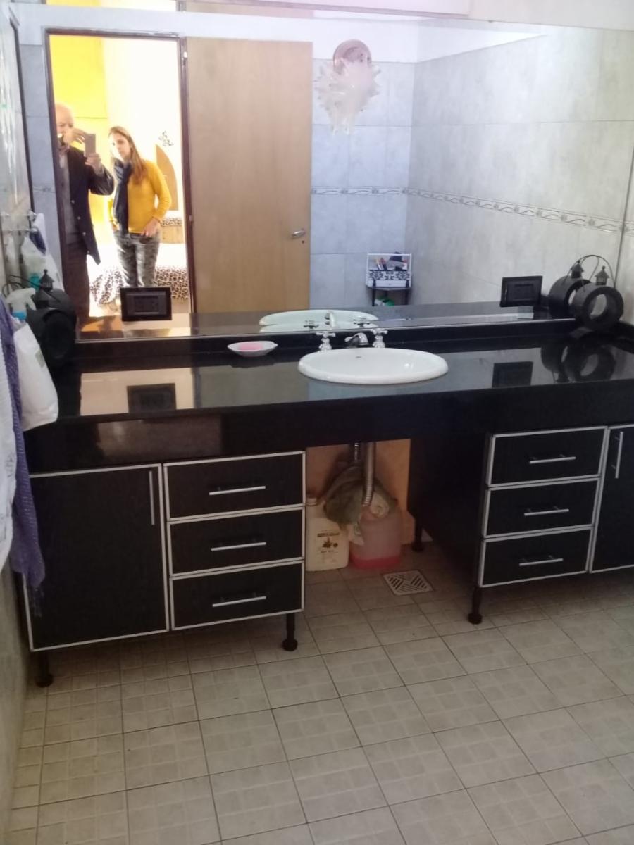 EXCELENTE CASA EN 2 PLANTAS DE 4 AMBIENTES,COCHERA Y FONDO LIBRE. — foto 13