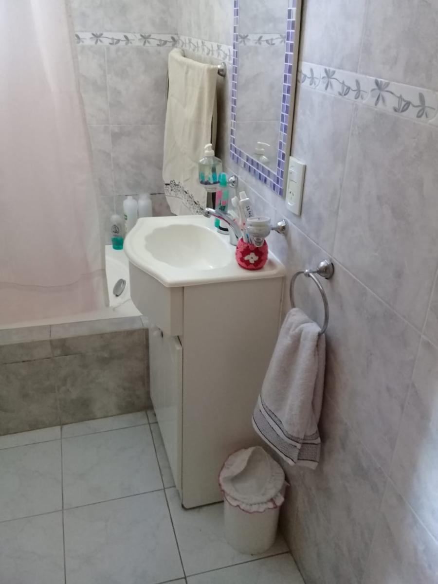 EXCELENTE CASA EN 2 PLANTAS DE 4 AMBIENTES,COCHERA Y FONDO LIBRE. — foto 14