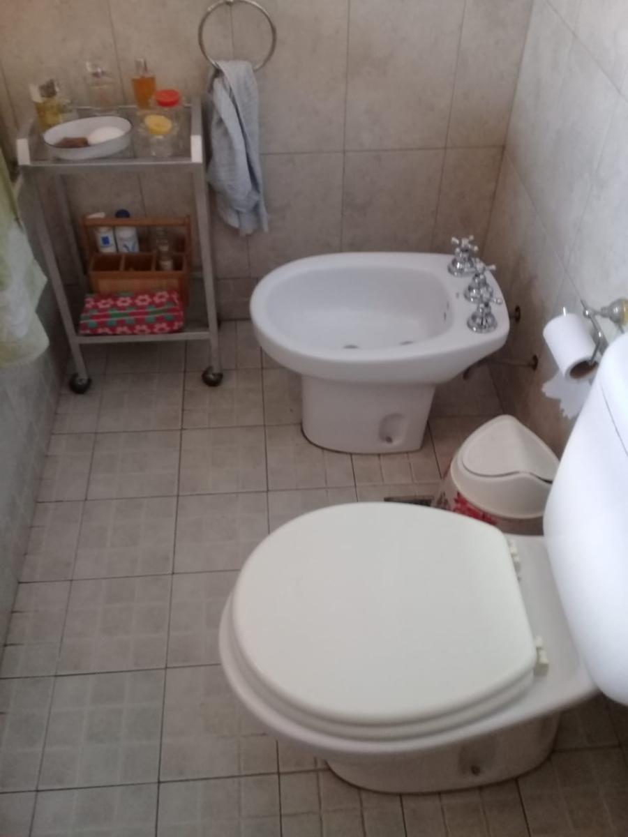 EXCELENTE CASA EN 2 PLANTAS DE 4 AMBIENTES,COCHERA Y FONDO LIBRE. — foto 15