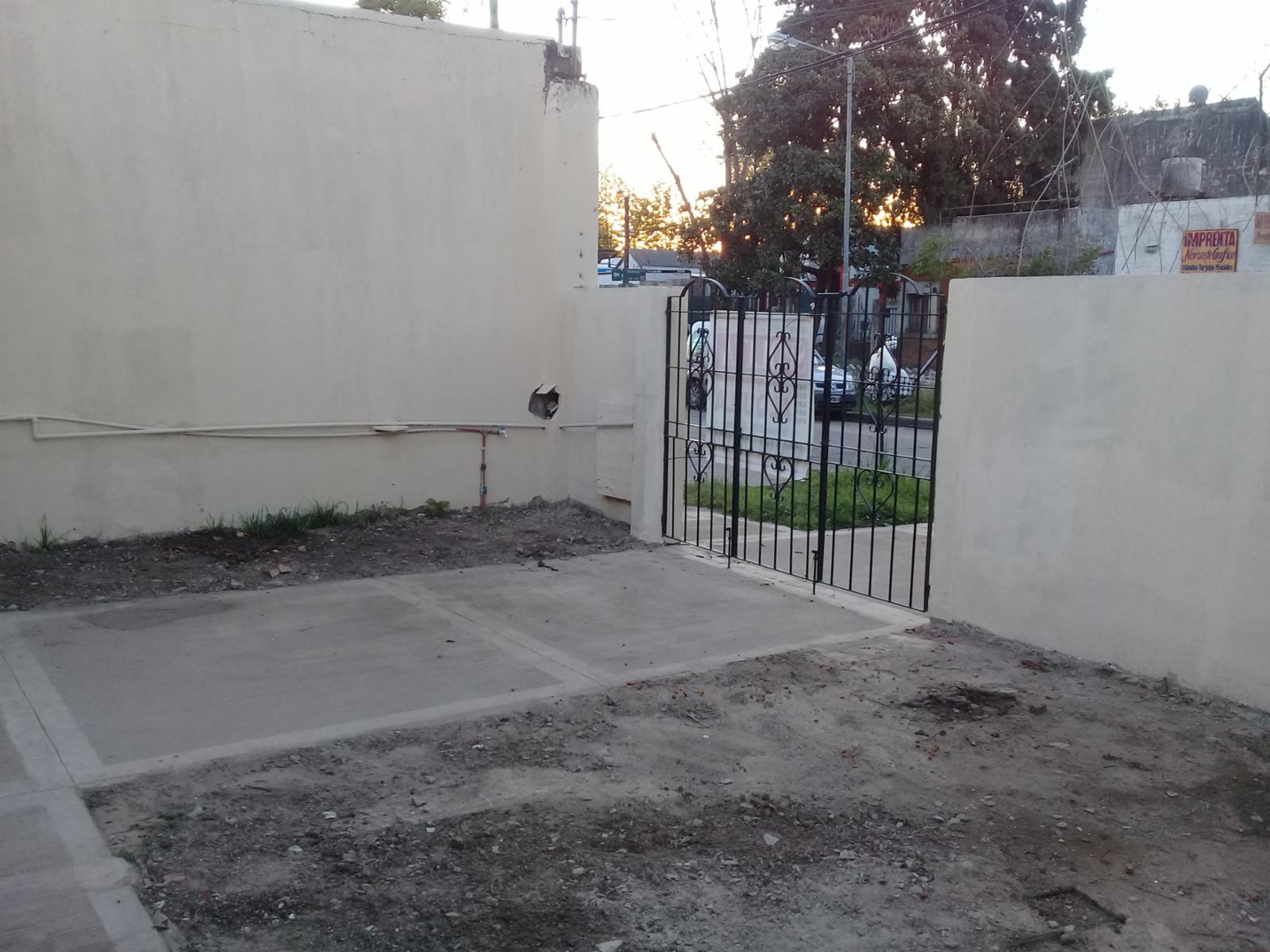 CASA DE 2 AMBIENTES AMPLIOS,PATIO Y ENTRADA DE AUTO. — foto 2