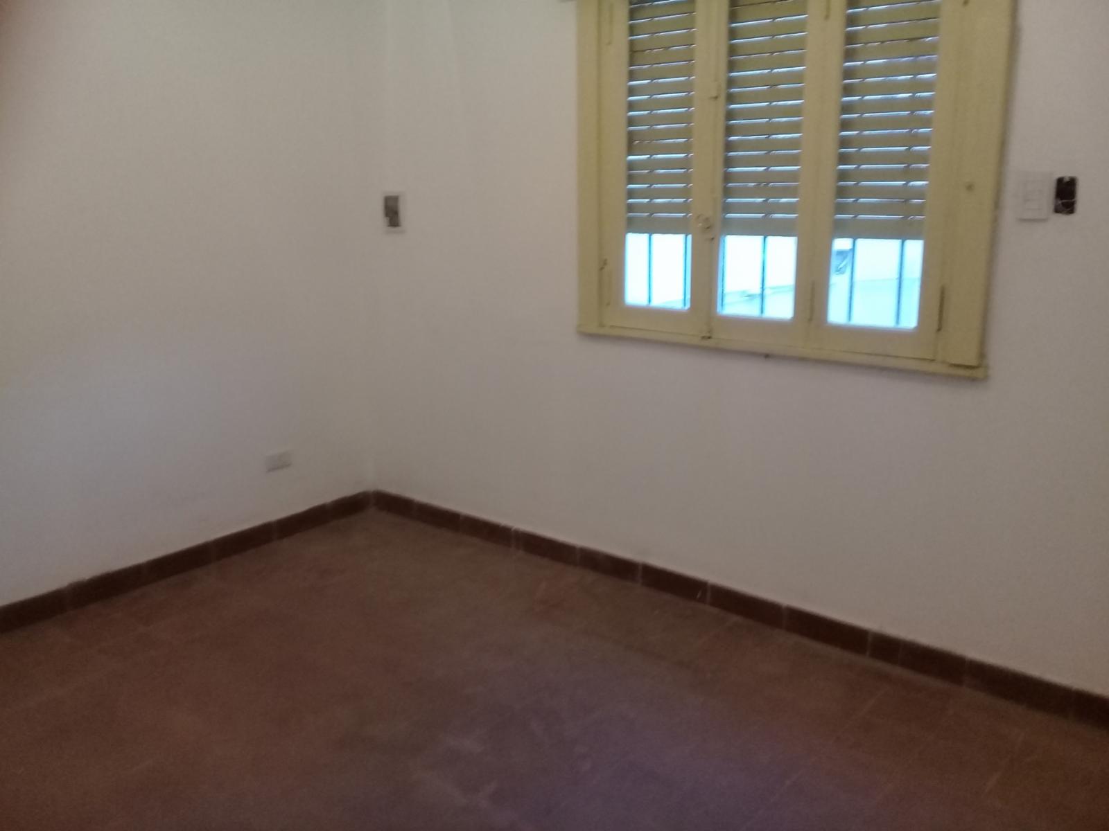CASA DE 2 AMBIENTES AMPLIOS,PATIO Y ENTRADA DE AUTO. — foto 6