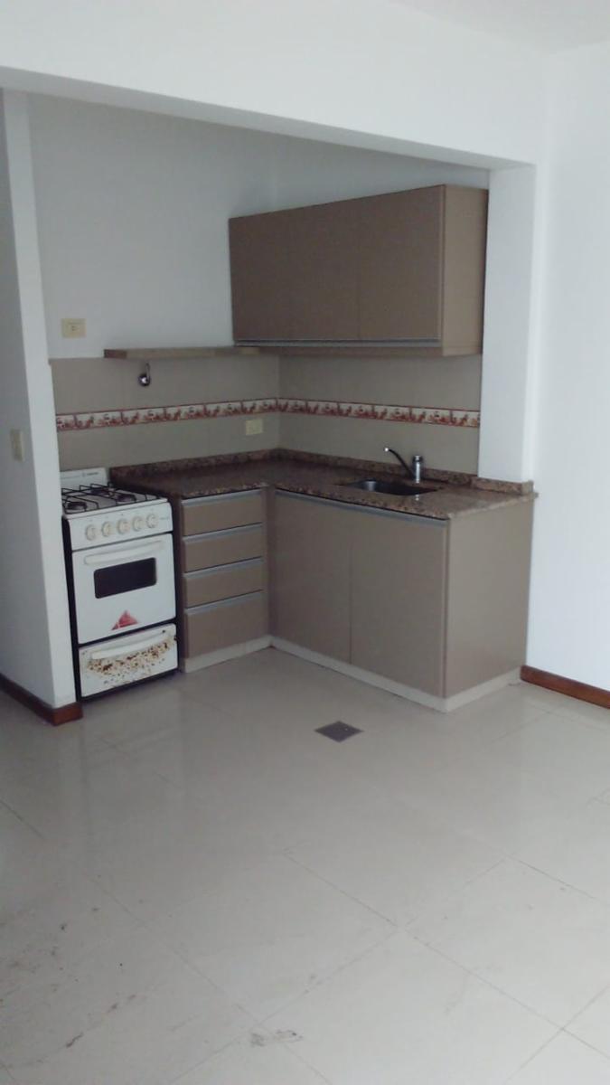 EXCELENTE DEPTO. EN PLANTA ALTA DE DOS AMB. CON PATIO Y LAVADERO - 2