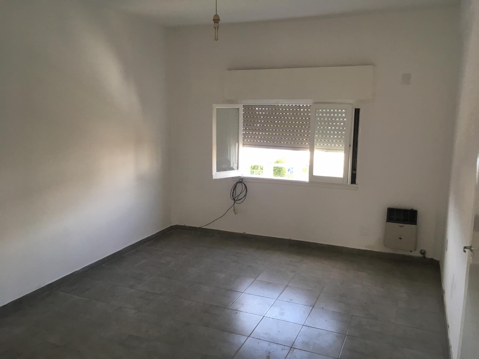 Ph 2 ambientes.Dormitorio, cocina-comedor, baño , patio. Proximo a la estacion Excelente estado — foto 2