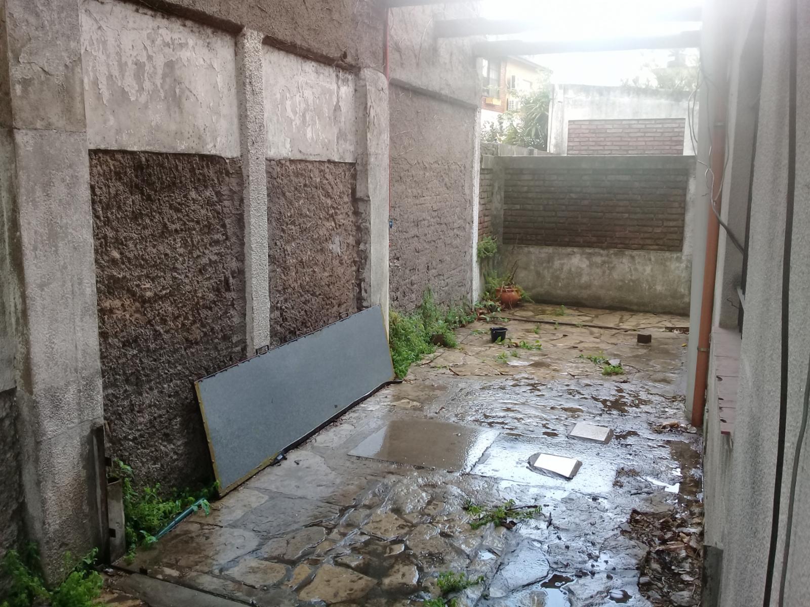 CASADE 3 AMBIENTES EN PLANTA ALTA,ENTRADA DE AUTO Y FONDO LIBRE. — foto 2
