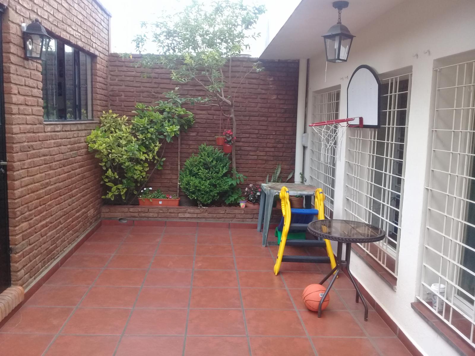 EXCELENTE PH DE 3 AMBIENTES CON FONDO Y QUINCHO,CON GARAGE CUBIERTO, — foto 2