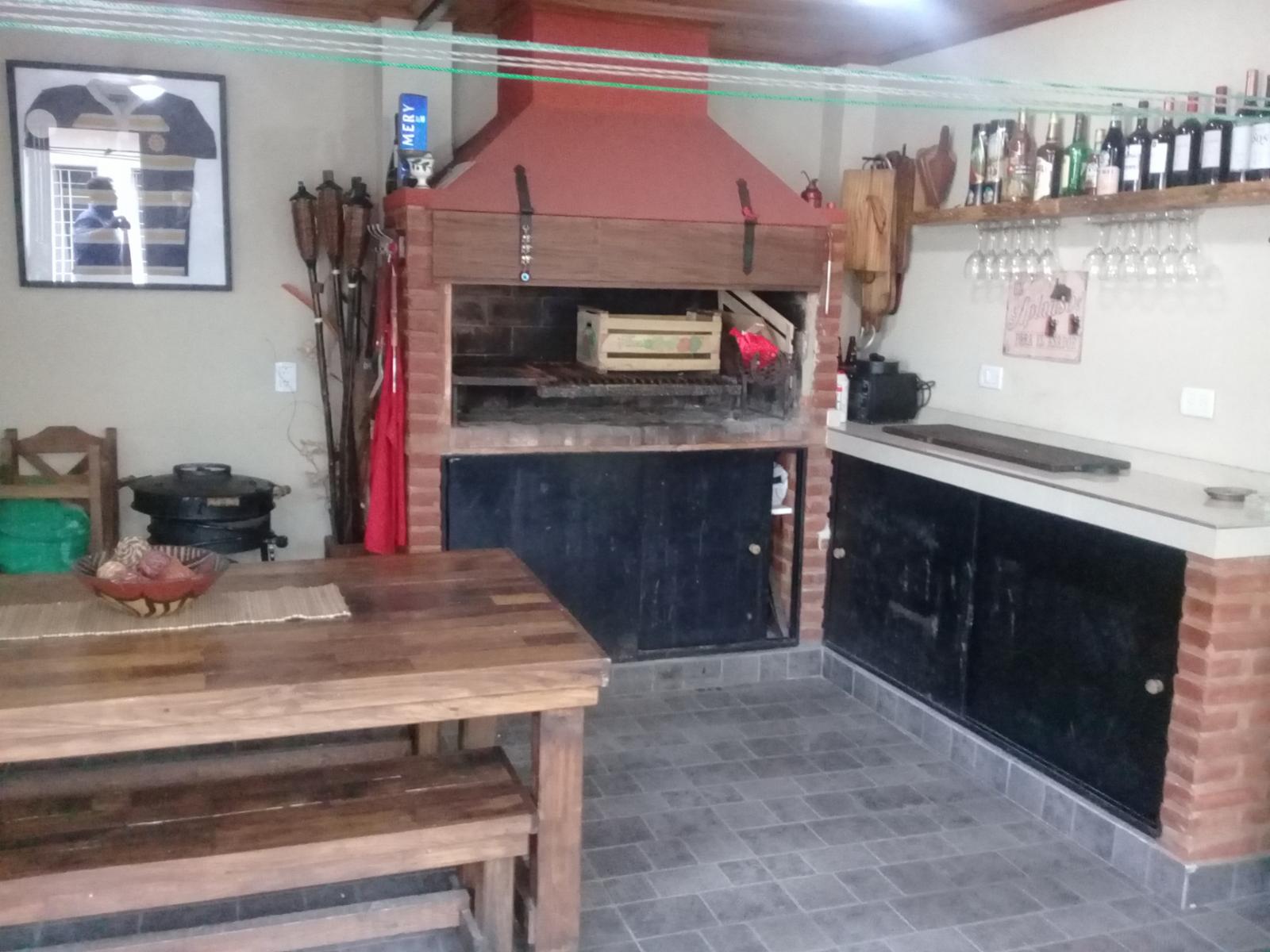 EXCELENTE PH DE 3 AMBIENTES CON FONDO Y QUINCHO,CON GARAGE CUBIERTO, — foto 3