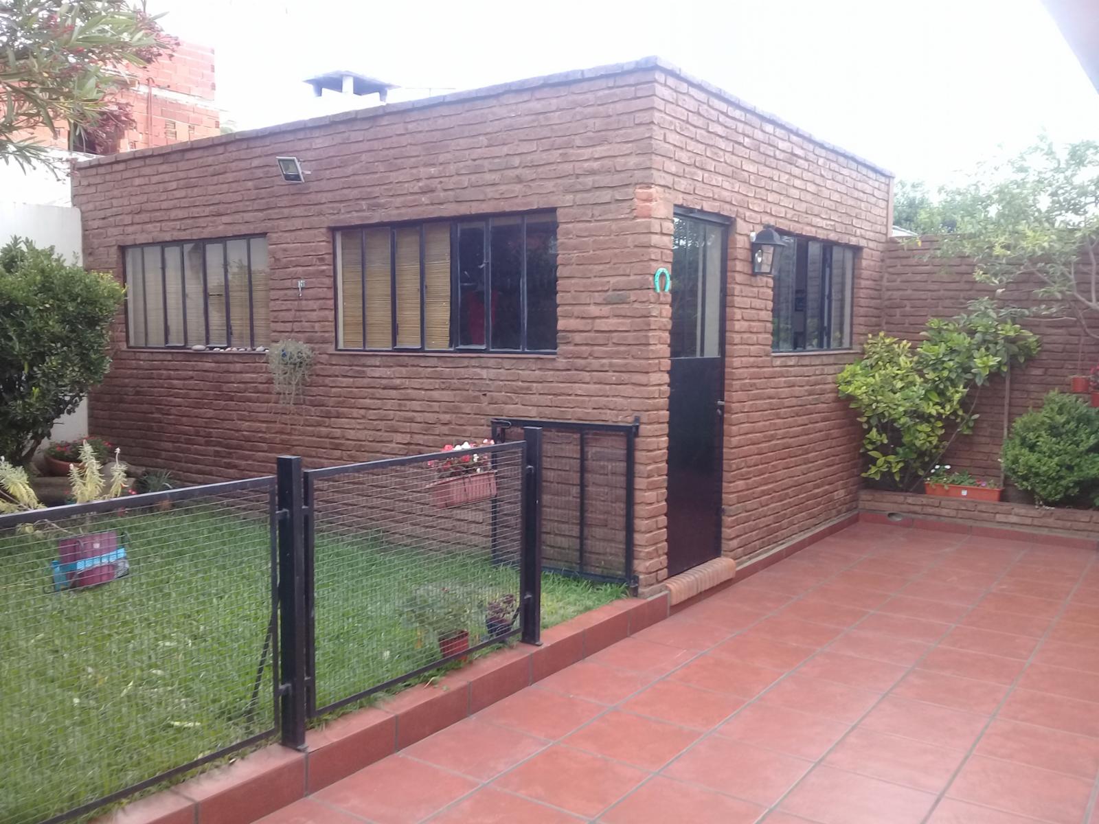 EXCELENTE PH DE 3 AMBIENTES CON FONDO Y QUINCHO,CON GARAGE CUBIERTO, — foto 4