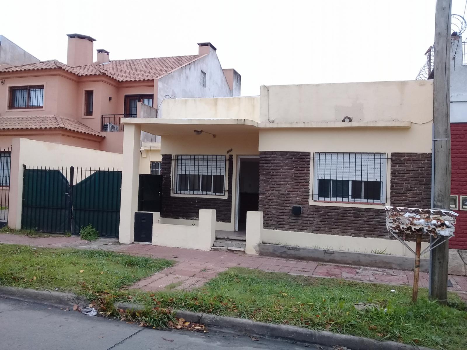 CASA 3 AMBIENTES CON ENTRADA DE AUTO MUY BUENA UBICACION — foto 2
