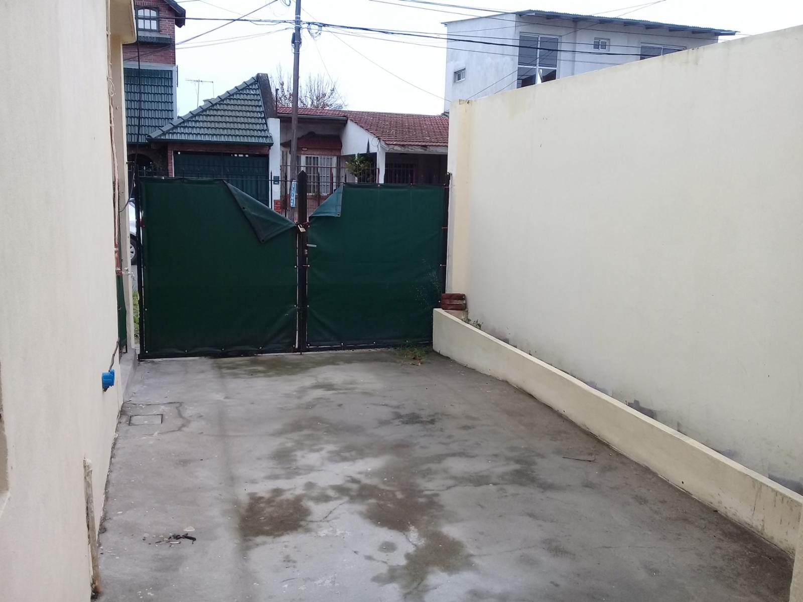 CASA 3 AMBIENTES CON ENTRADA DE AUTO MUY BUENA UBICACION — foto 4