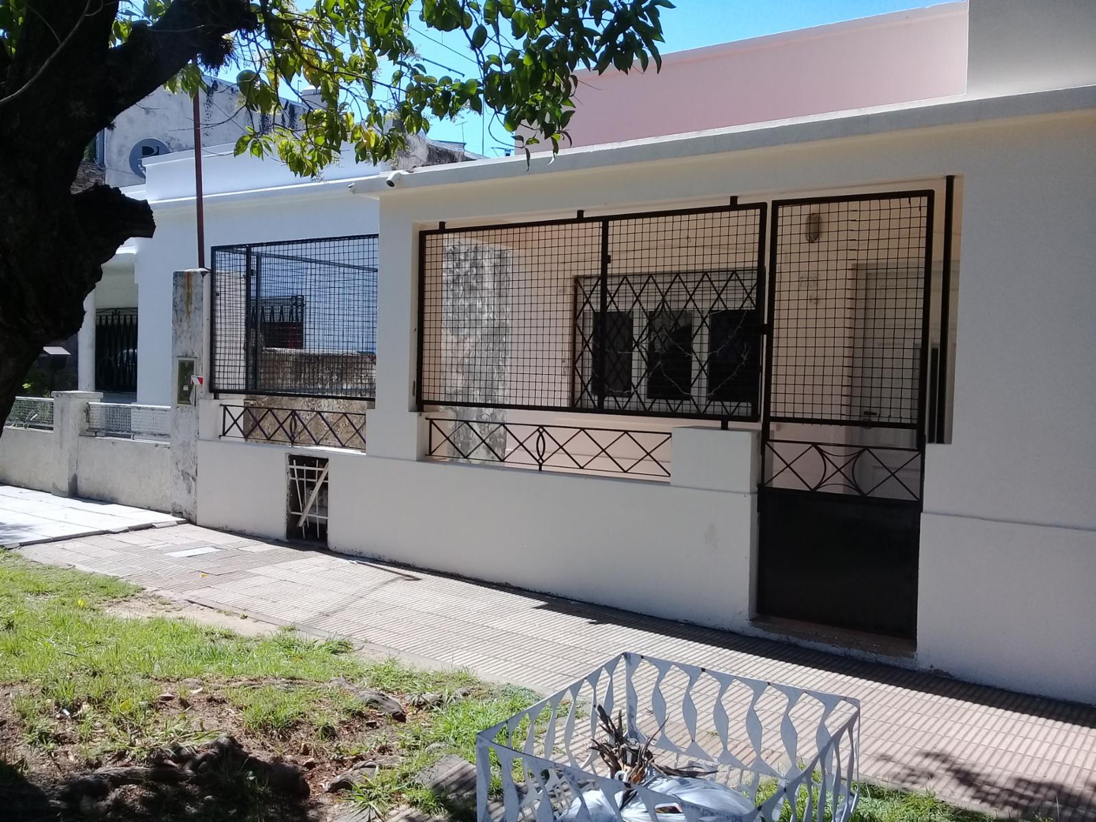 EXCELENTE CASA EN LOTE PROPIO A MTS DE AV. MARQUEZ Y CENTRO COMERCIAL. — foto 2