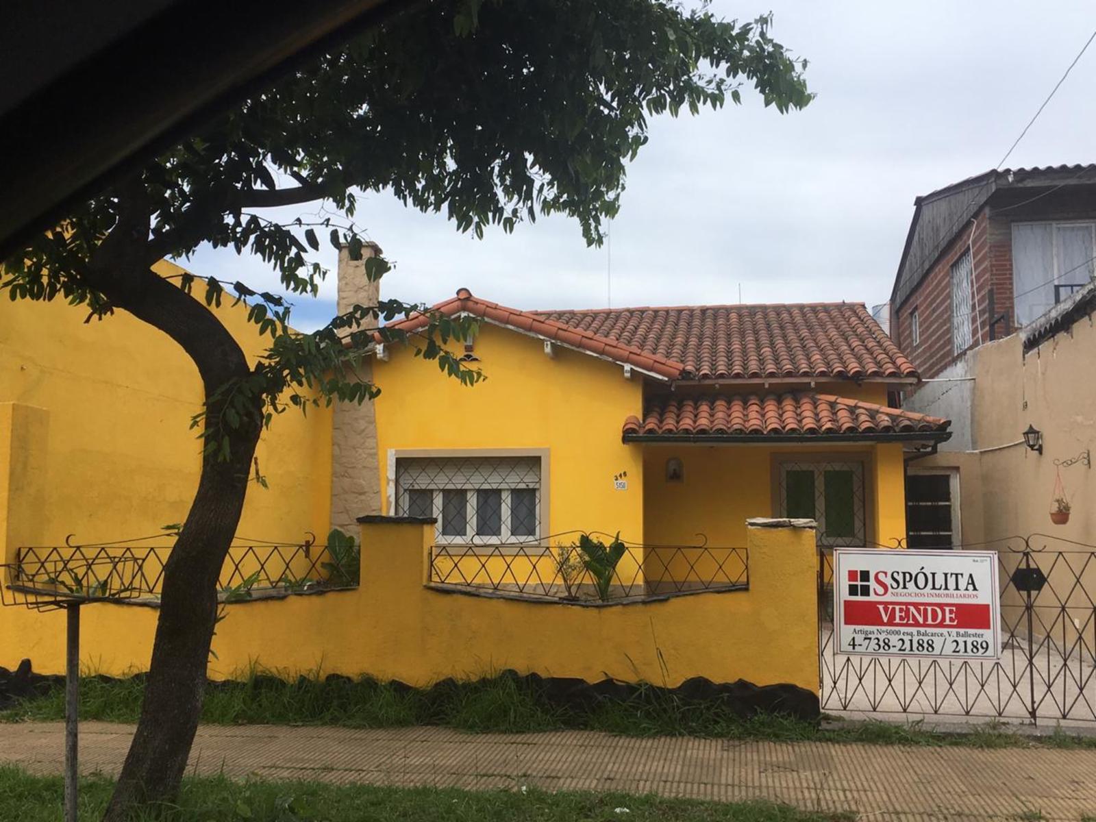 V.Ballester. Casa 3 ambientes entrada para 2 autos, fondo libre con galpón de 70m2