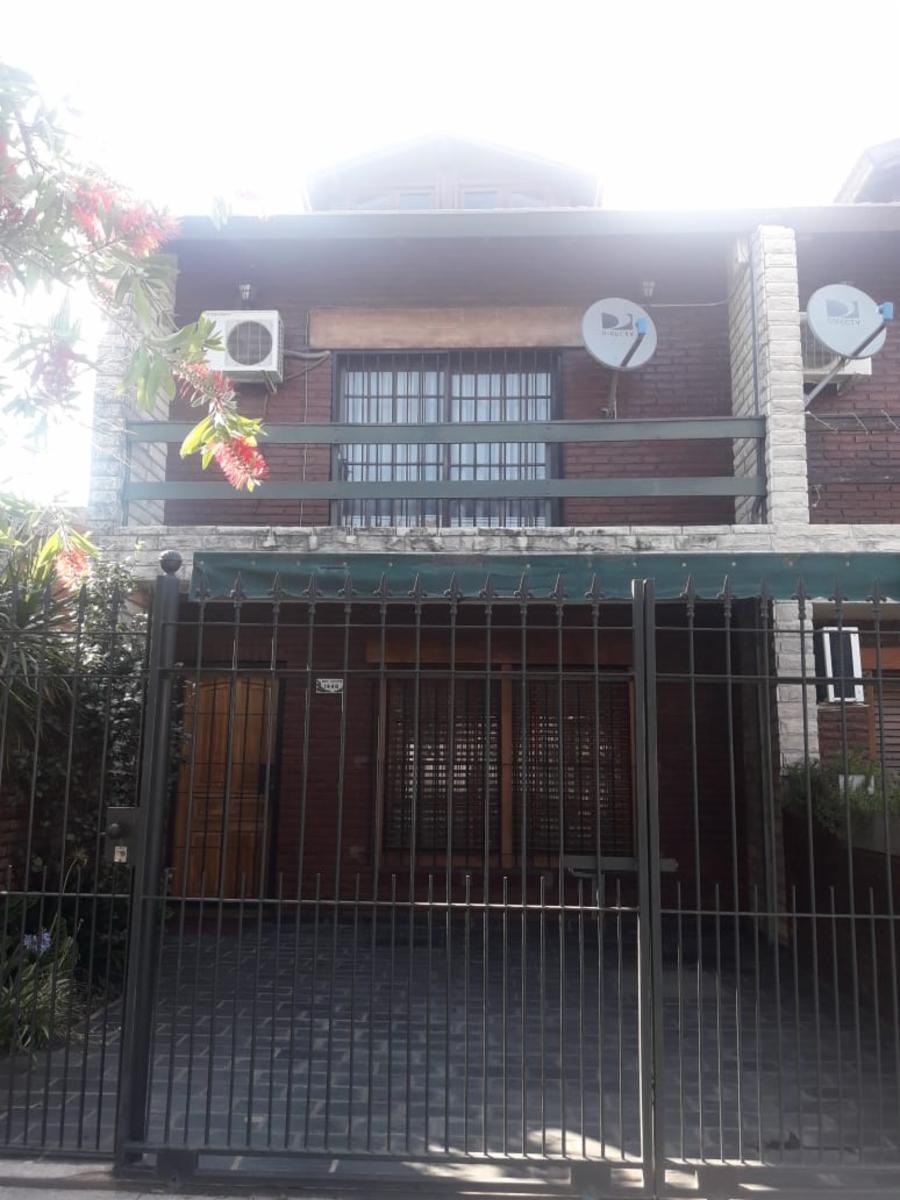 J.L.SUAREZ. DUPLEX 4 AMBIENTES, 3 DORMITORIOS, LIVING, COCINA-COMEDOR, 2 BAÑOS, LAVADERO, ALTILLO, ENTRADA PARA AUTO, FONDO LIBRE CON QUINCHO Y PARRILA — foto 3