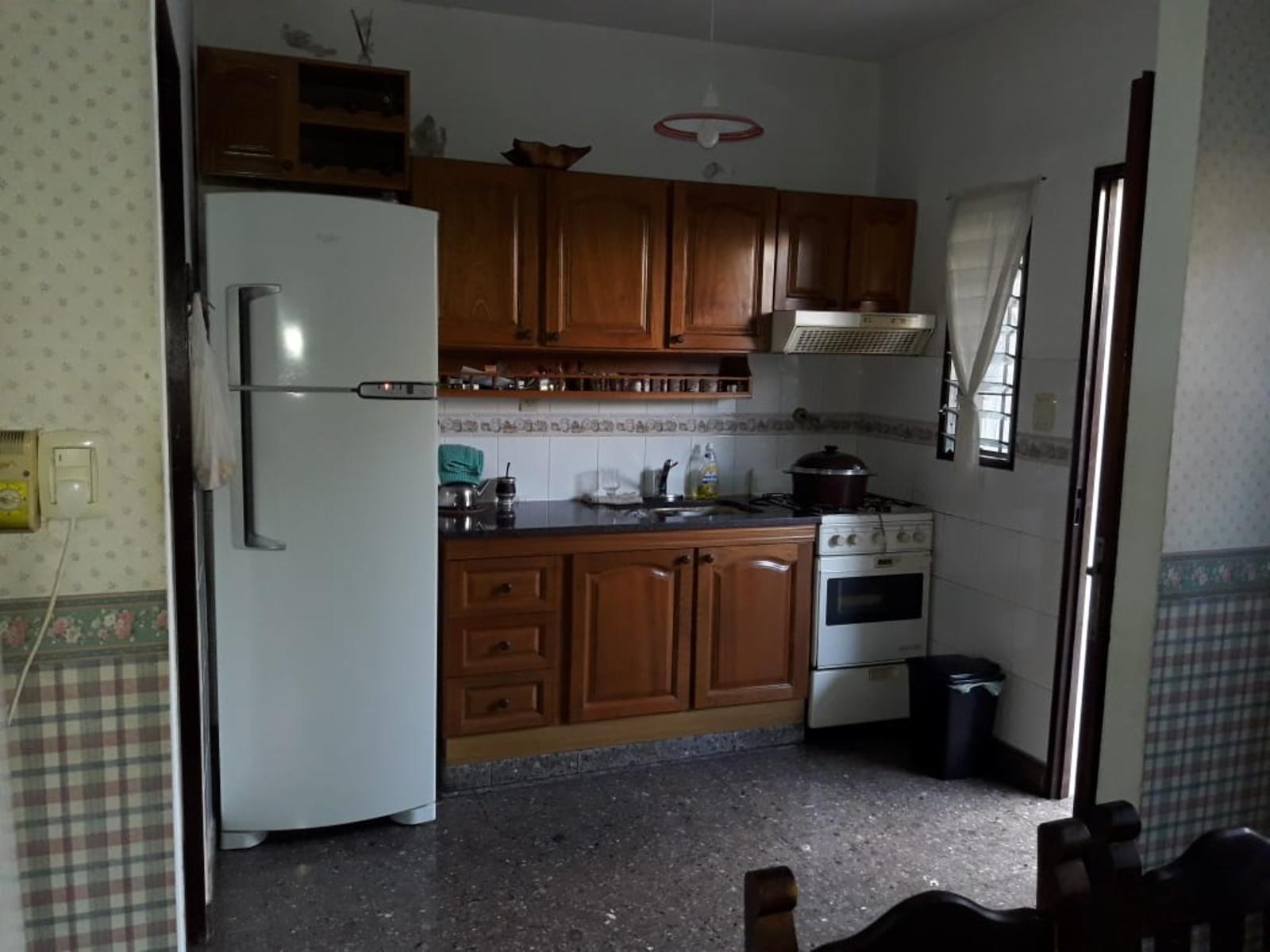 J.L.SUAREZ. DUPLEX 4 AMBIENTES, 3 DORMITORIOS, LIVING, COCINA-COMEDOR, 2 BAÑOS, LAVADERO, ALTILLO, ENTRADA PARA AUTO, FONDO LIBRE CON QUINCHO Y PARRILA — foto 7