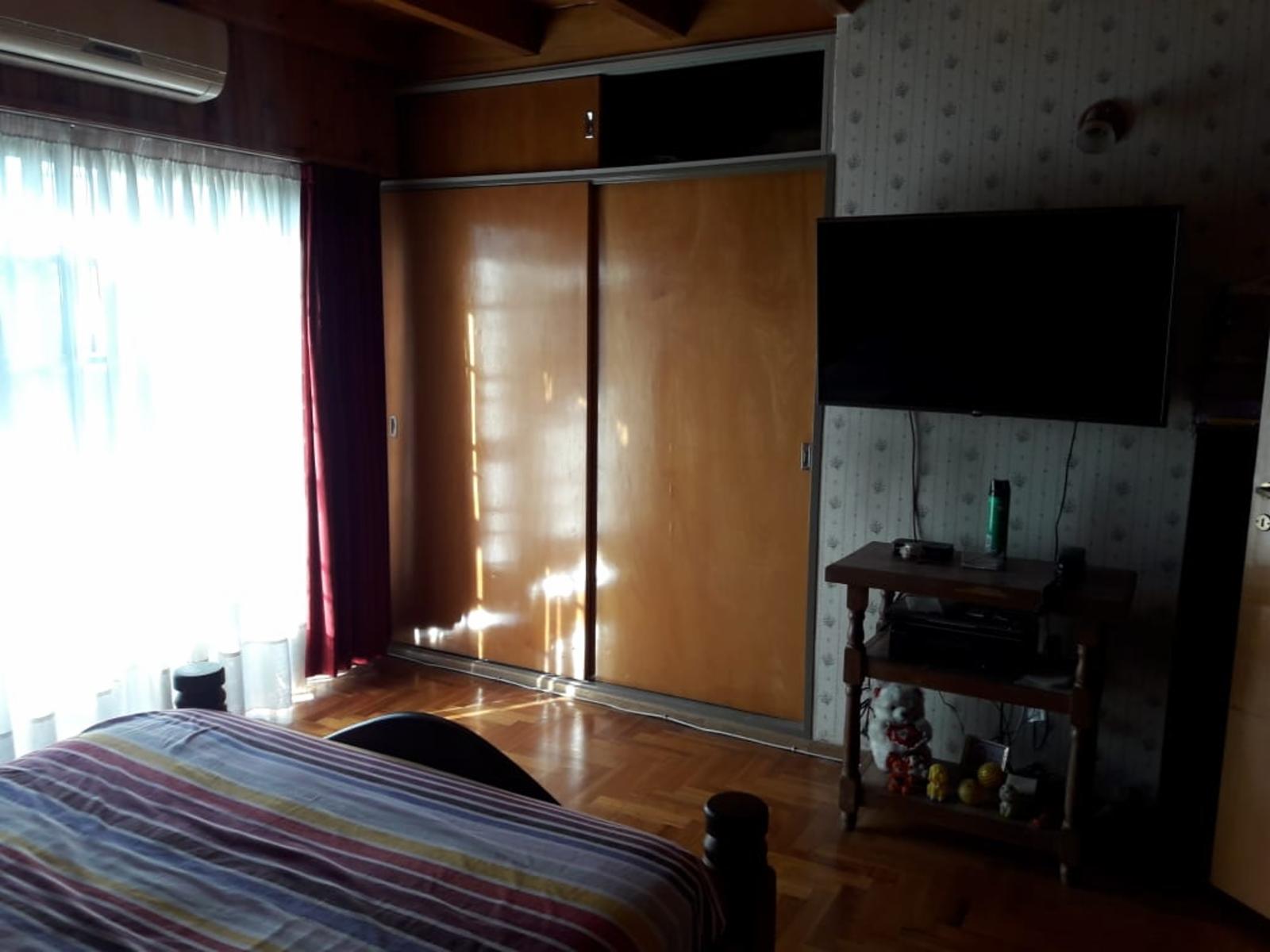 J.L.SUAREZ. DUPLEX 4 AMBIENTES, 3 DORMITORIOS, LIVING, COCINA-COMEDOR, 2 BAÑOS, LAVADERO, ALTILLO, ENTRADA PARA AUTO, FONDO LIBRE CON QUINCHO Y PARRILA — foto 9