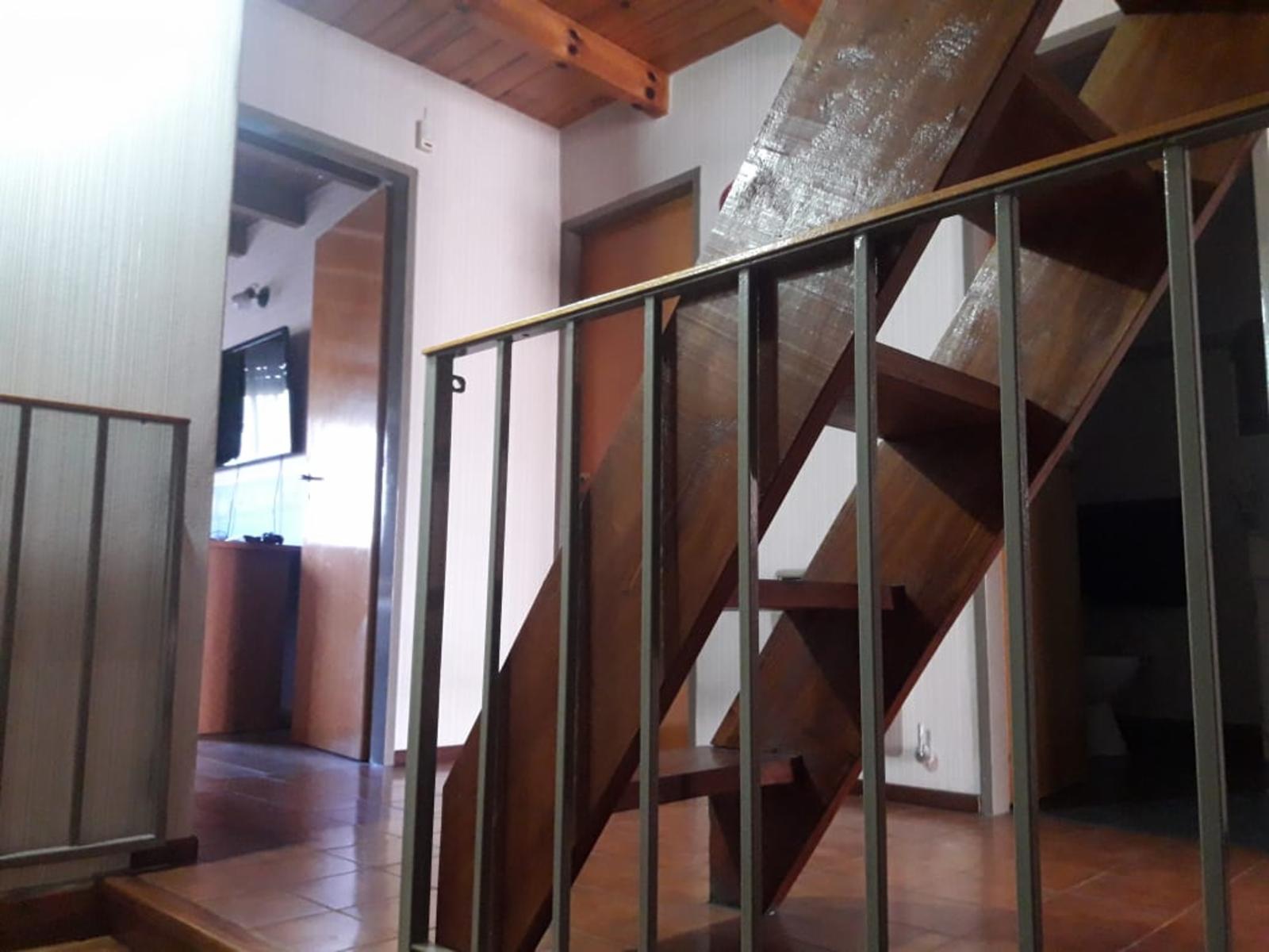 J.L.SUAREZ. DUPLEX 4 AMBIENTES, 3 DORMITORIOS, LIVING, COCINA-COMEDOR, 2 BAÑOS, LAVADERO, ALTILLO, ENTRADA PARA AUTO, FONDO LIBRE CON QUINCHO Y PARRILA — foto 13