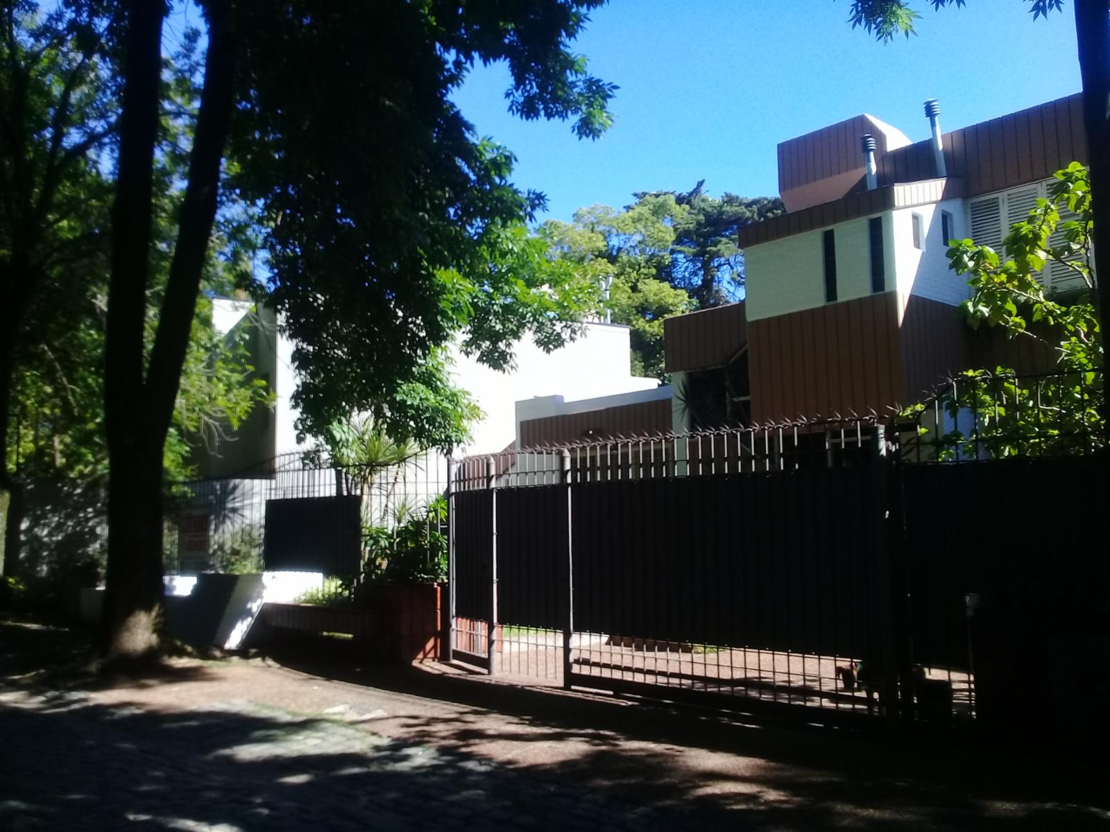 Excelente propiedad 5 amb en el barrio parque sur horeis con lote de 20 x 25 parque y pileta — foto 2
