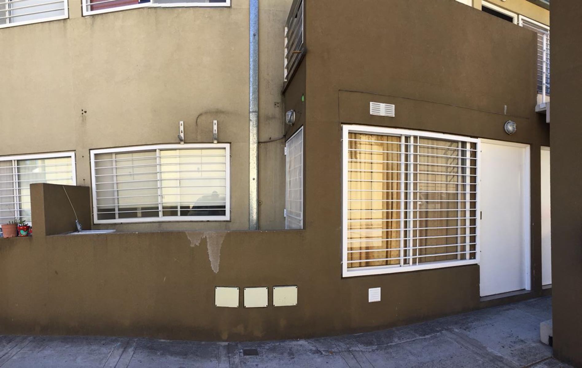 V.Ballester. Excelente dpto 2 ambientes, dormitorio con placard, cocina-comedor, baño y living. Garage cubierto, y pileta de natacion — foto 3