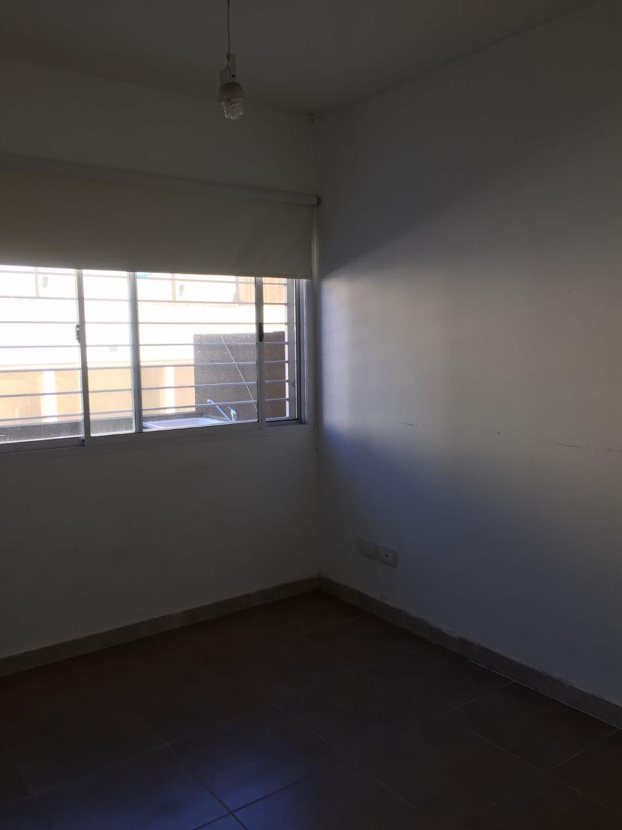 V.Ballester. Excelente dpto 2 ambientes, dormitorio con placard, cocina-comedor, baño y living. Garage cubierto, y pileta de natacion — foto 5